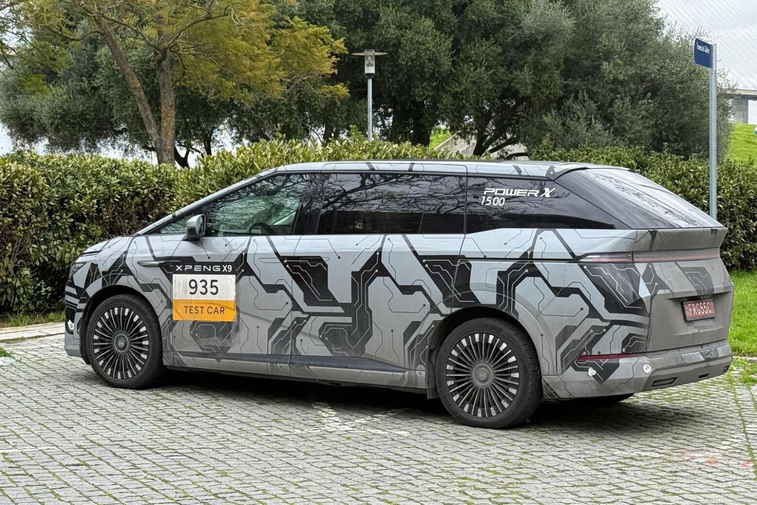 XPENG testa X9 MPV el&eacute;trico futurista em Portugal