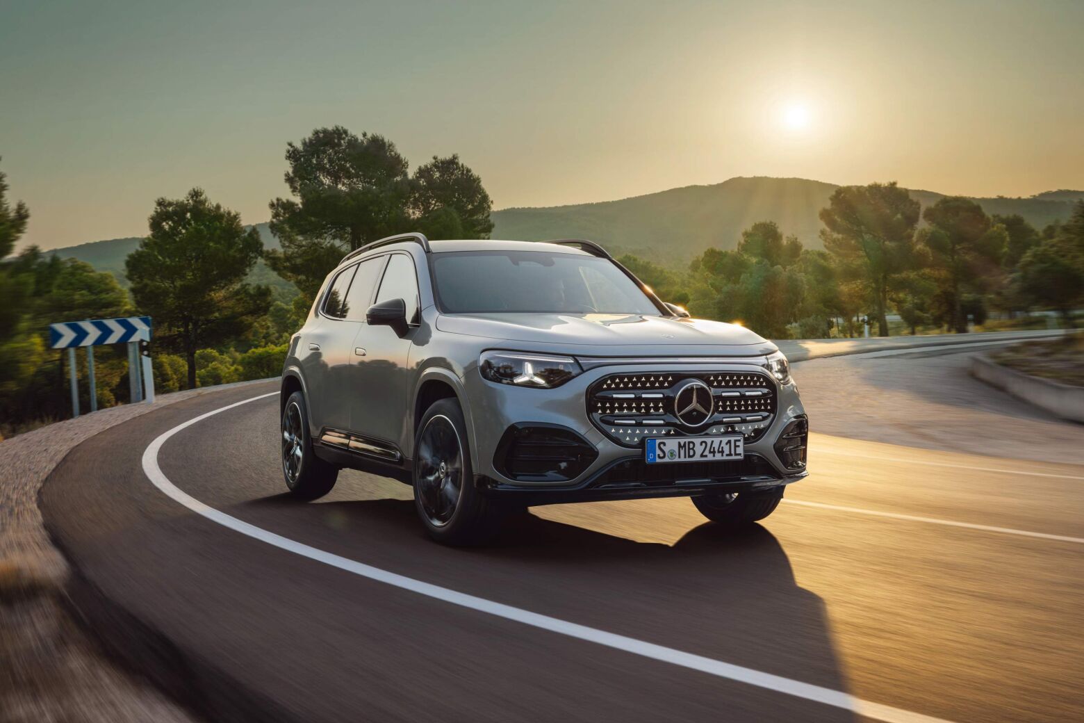 Novo Mercedes-Benz GLB tem sete lugares e tr&ecirc;s ecr&atilde;s