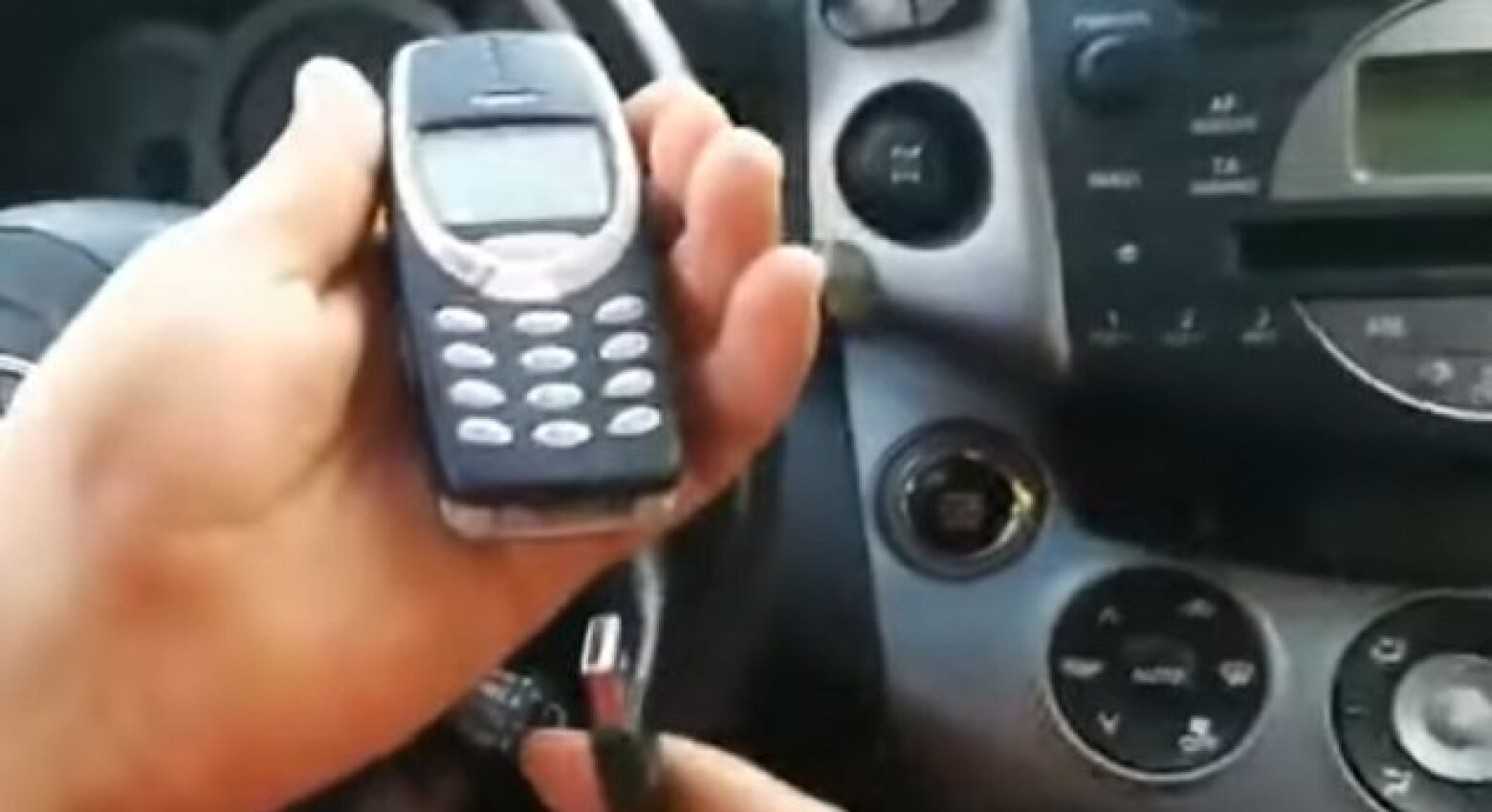 Lembra-se dele? Mítico Nokia 3310 está de regresso... para roubar carros!