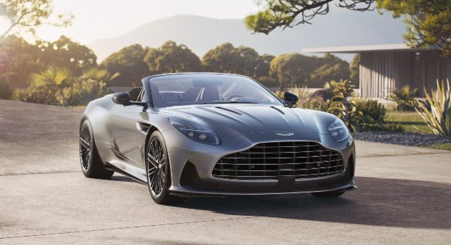 Depois do Coupé. Aston Martin apresenta o veraneante DB12 Volante