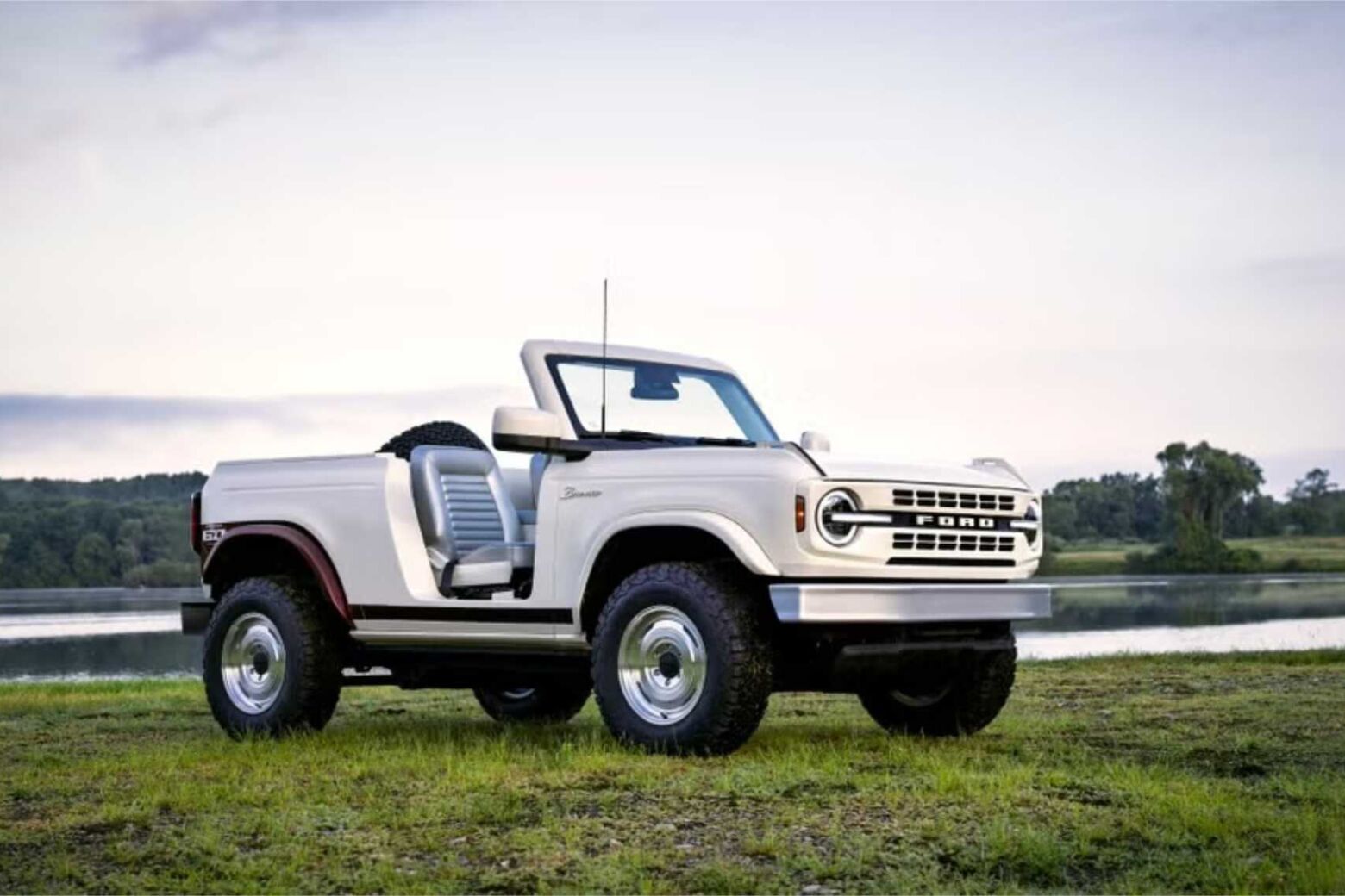Ford Bronco celebra 60 anos com conceito Roadster neo-retro