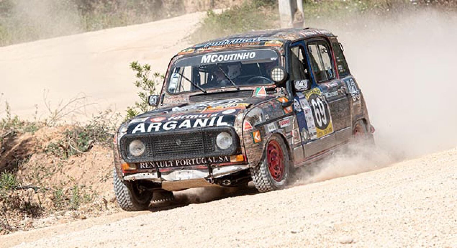 Renault 4L. Viver as experiências possíveis do Safari dos clássicos