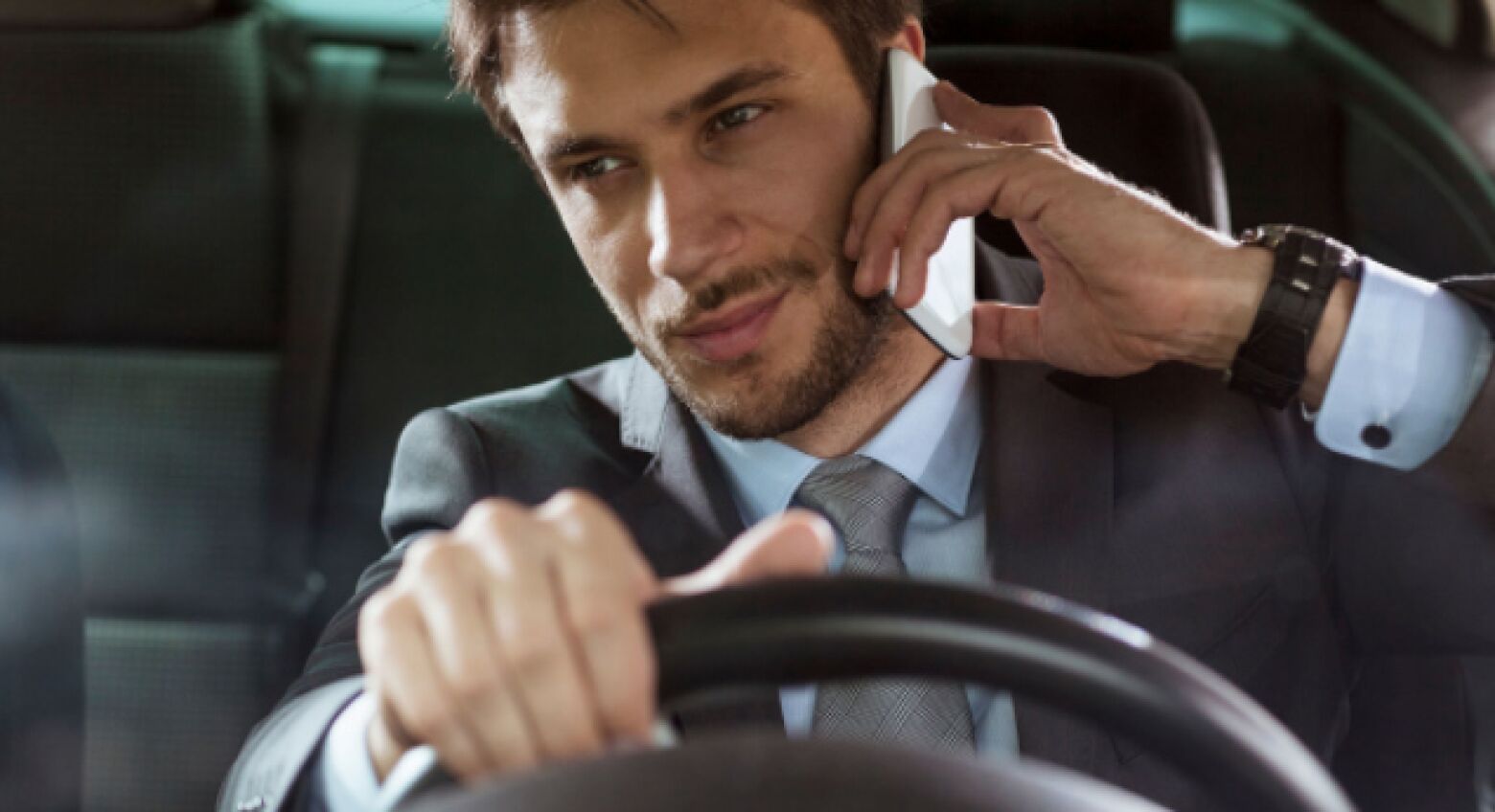 Manuseamento de telemóvel durante a condução. Saiba o que arrisca