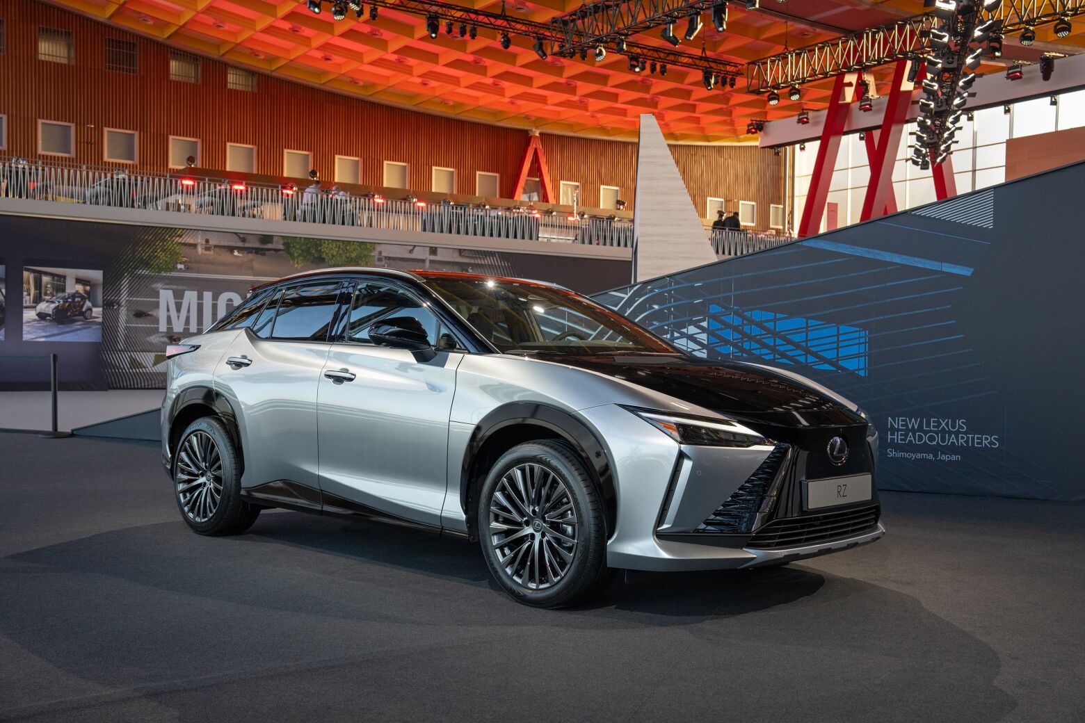 Novo Lexus RZ estreia direção sem ligações e caixa virtual