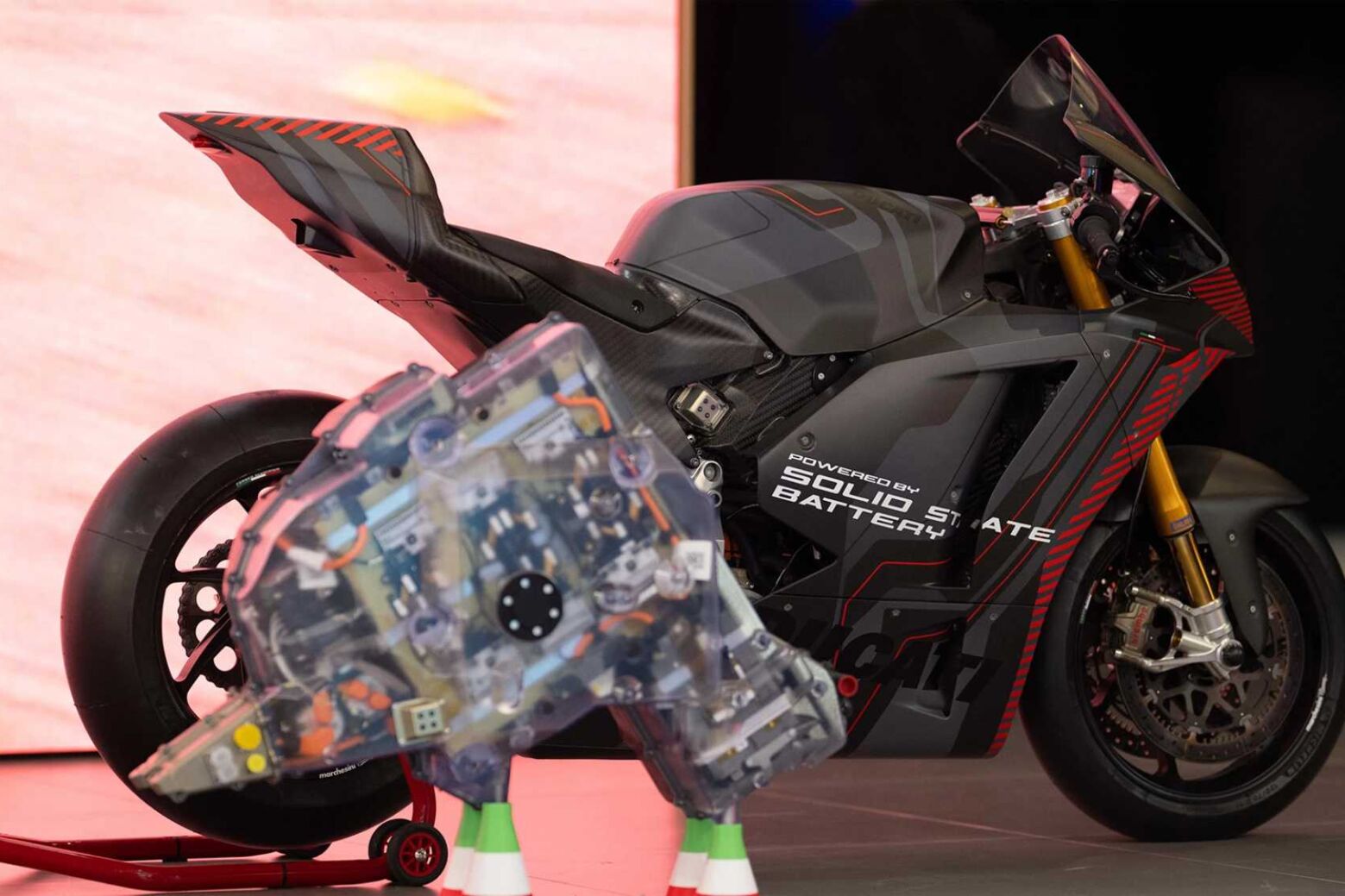 Primeiro veículo do grupo VW com bateria de estado sólido é uma moto