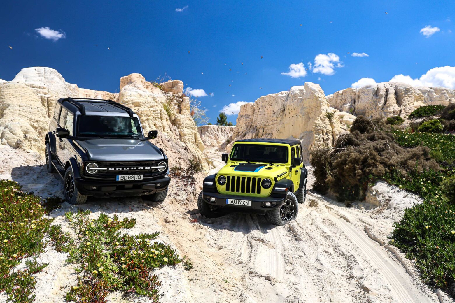 Ford Bronco vs Jeep Wrangler. Aventura à moda antiga