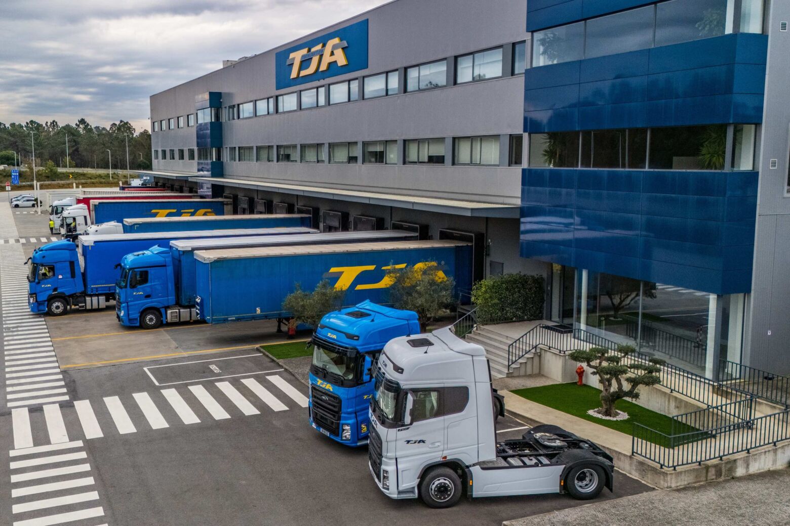 Ford Trucks fornece mais 115 cami&otilde;es F-Max &agrave; TJA