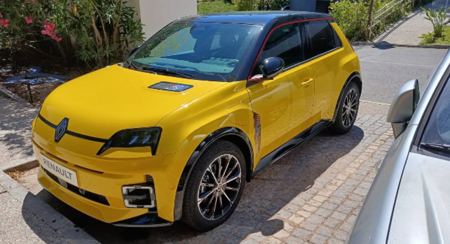 Apanhado! Novo Renault 5 E-Tech já está em Portugal