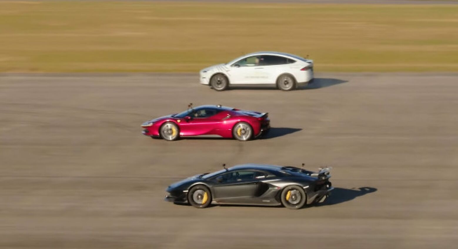 Imagina qual venceu? Model X Plaid desafiado por Ferrari SF90 e Aventador SVJ