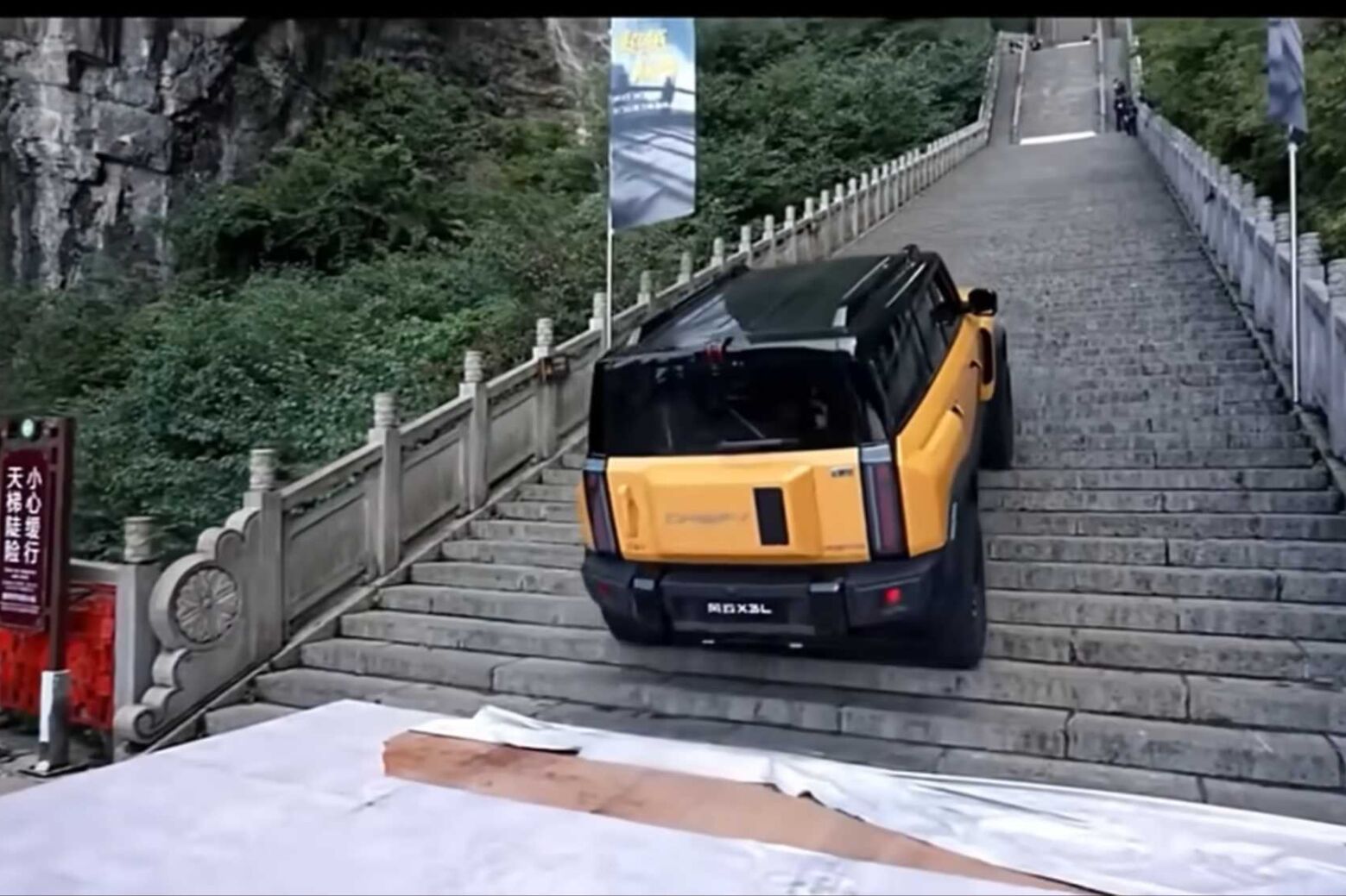 Chery falha tentativa de recriar subida viral da Range Rover