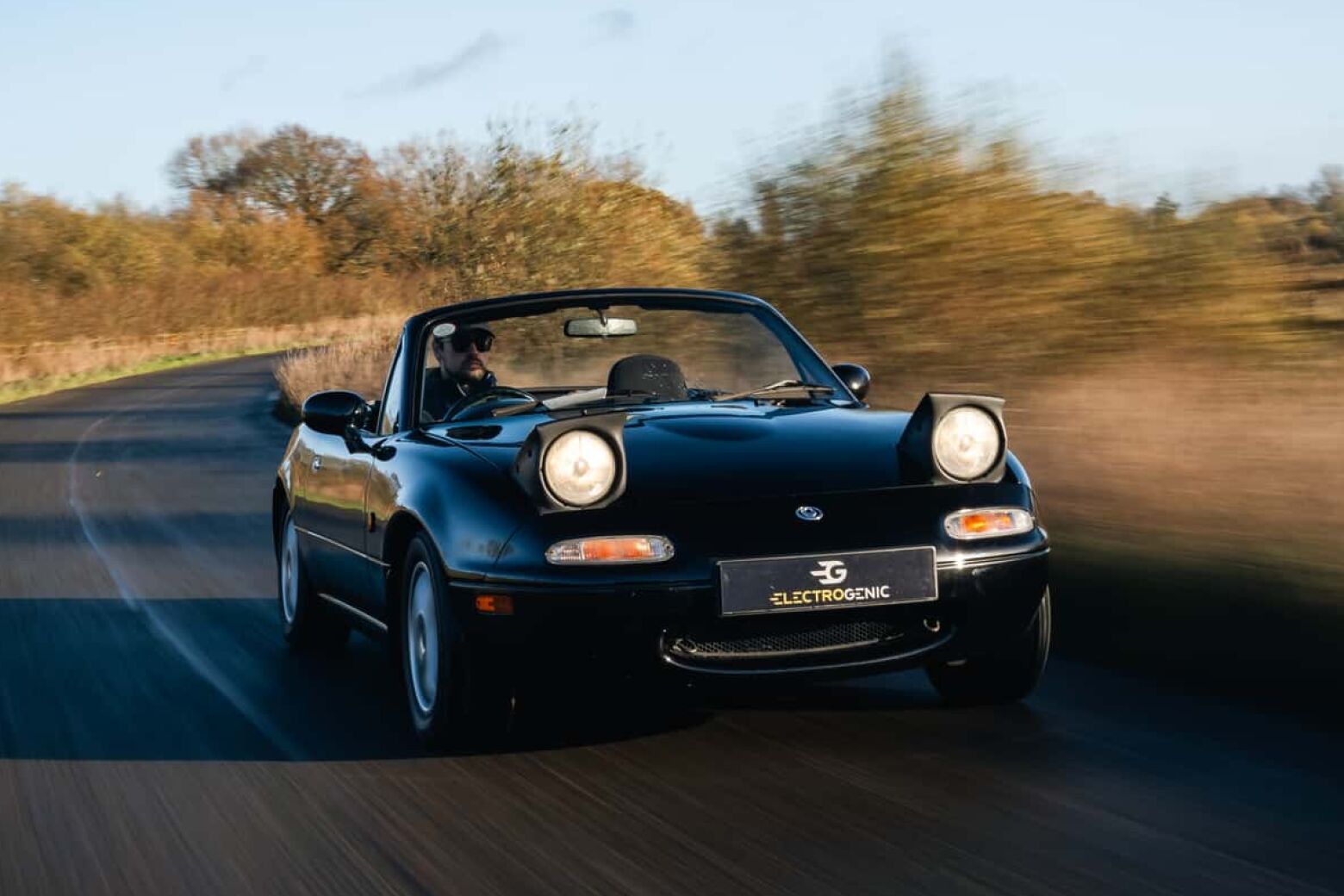 Empresa transforma Mazda MX-5 em elétrico. Faz sentido?