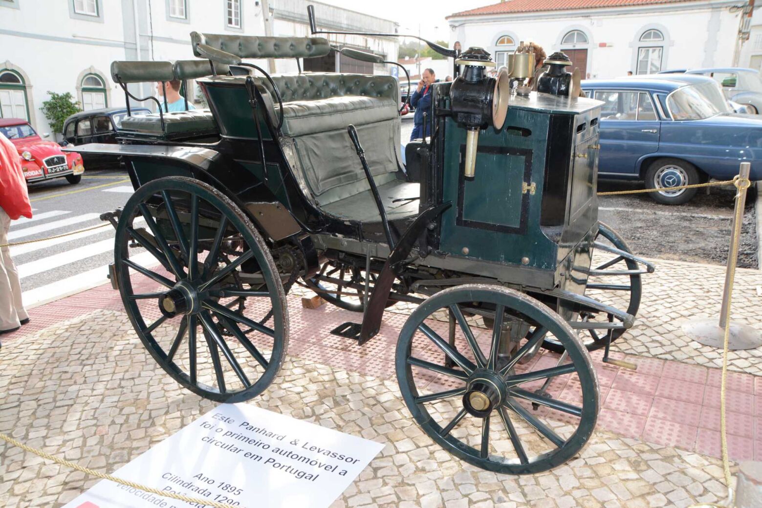 Primeiro autom&oacute;vel em Portugal volta a percorrer estradas nacionais