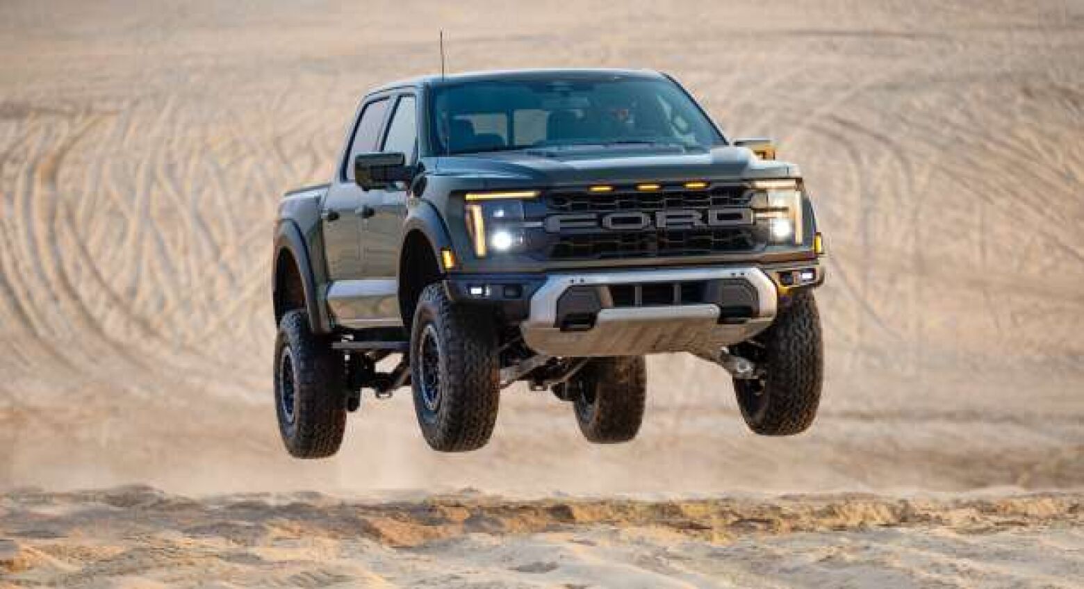 Guerra de potências. Ford F-150 Raptor "rouba" título à RAM 1500 TRX