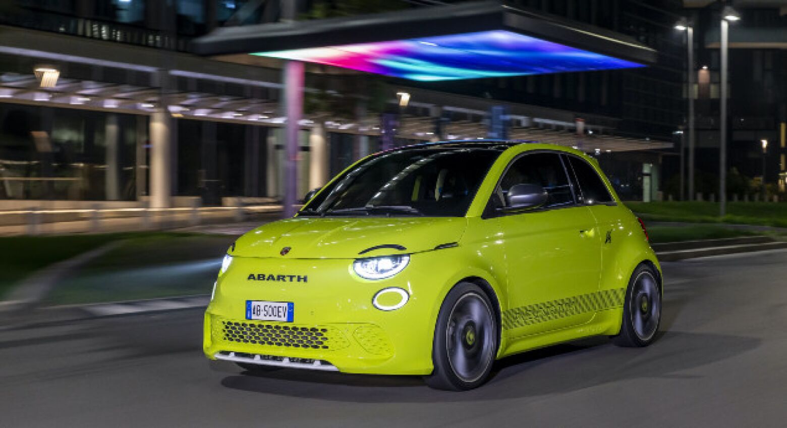 O mais reactivo e dinâmico de sempre. Abarth apresenta o seu primeiro EV