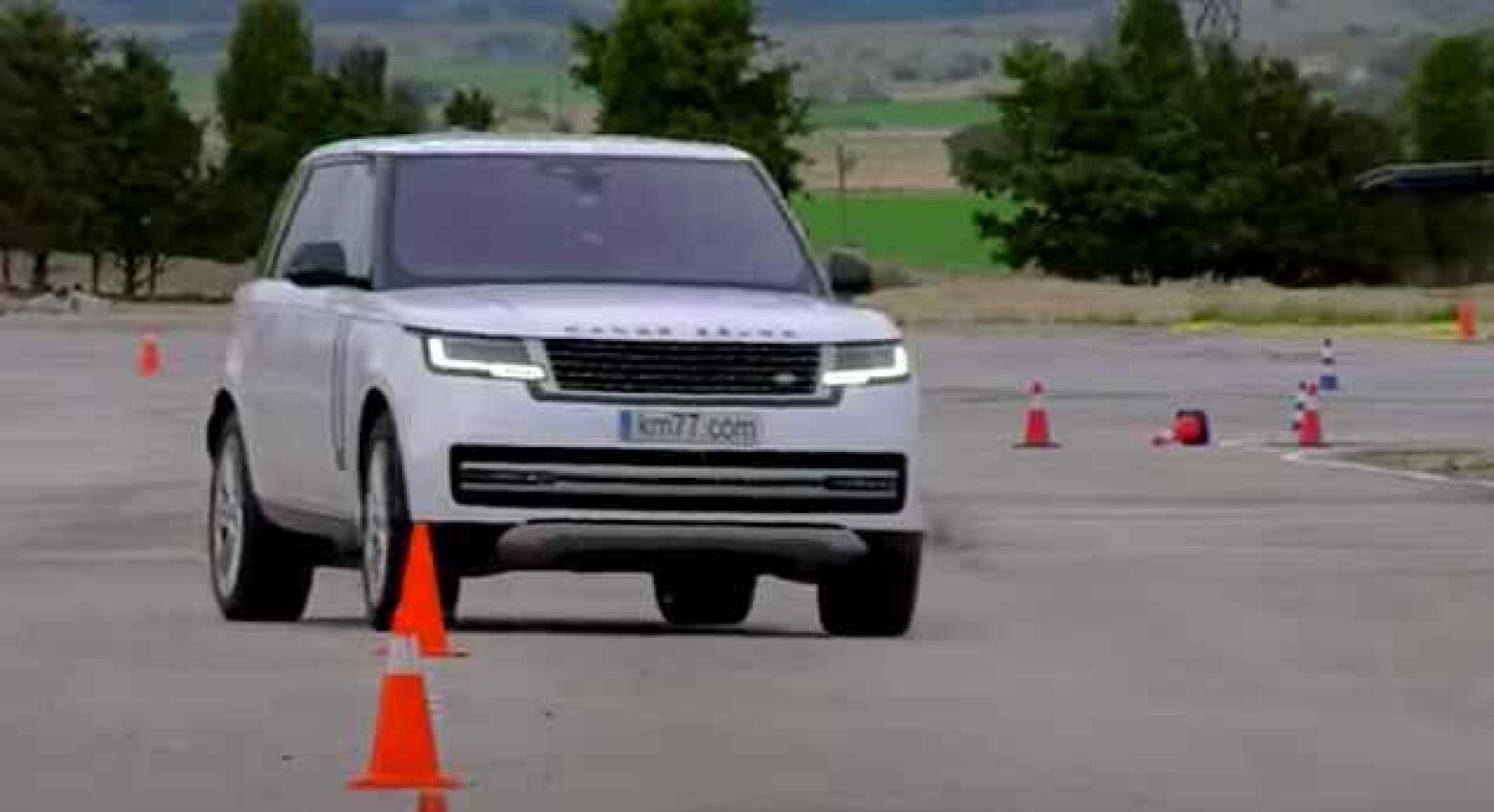 Range Rover P440e dececiona no teste do alce