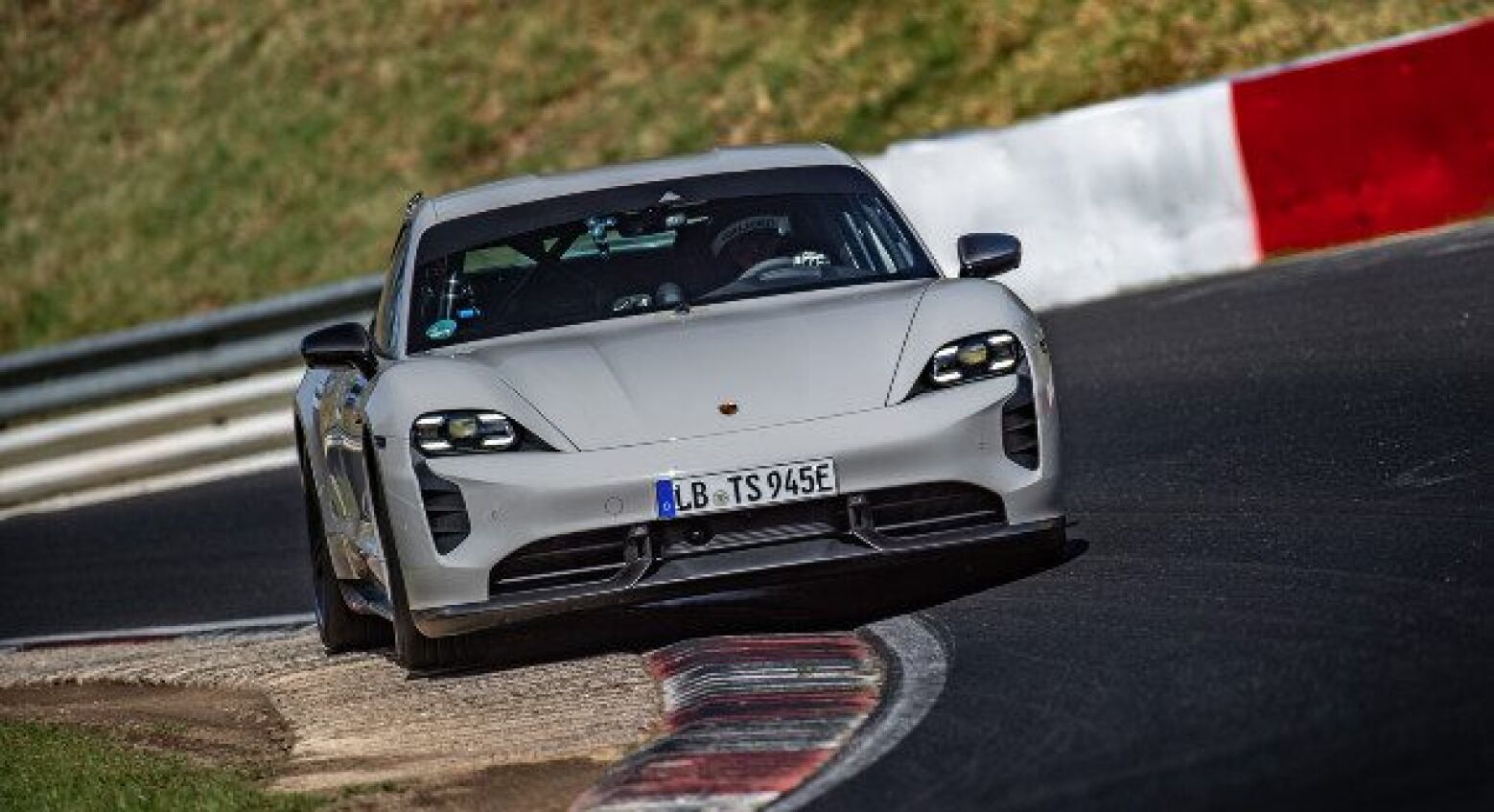 É a luta pelo ceptro! Porsche Taycan Turbo S é o novo recordista de Nürburgring