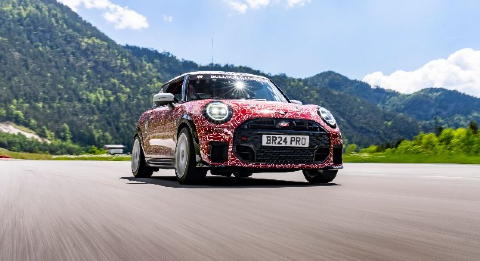 Fiel à combustão. Mini JCW estreia-se nas 24 Horas de Nürburgring