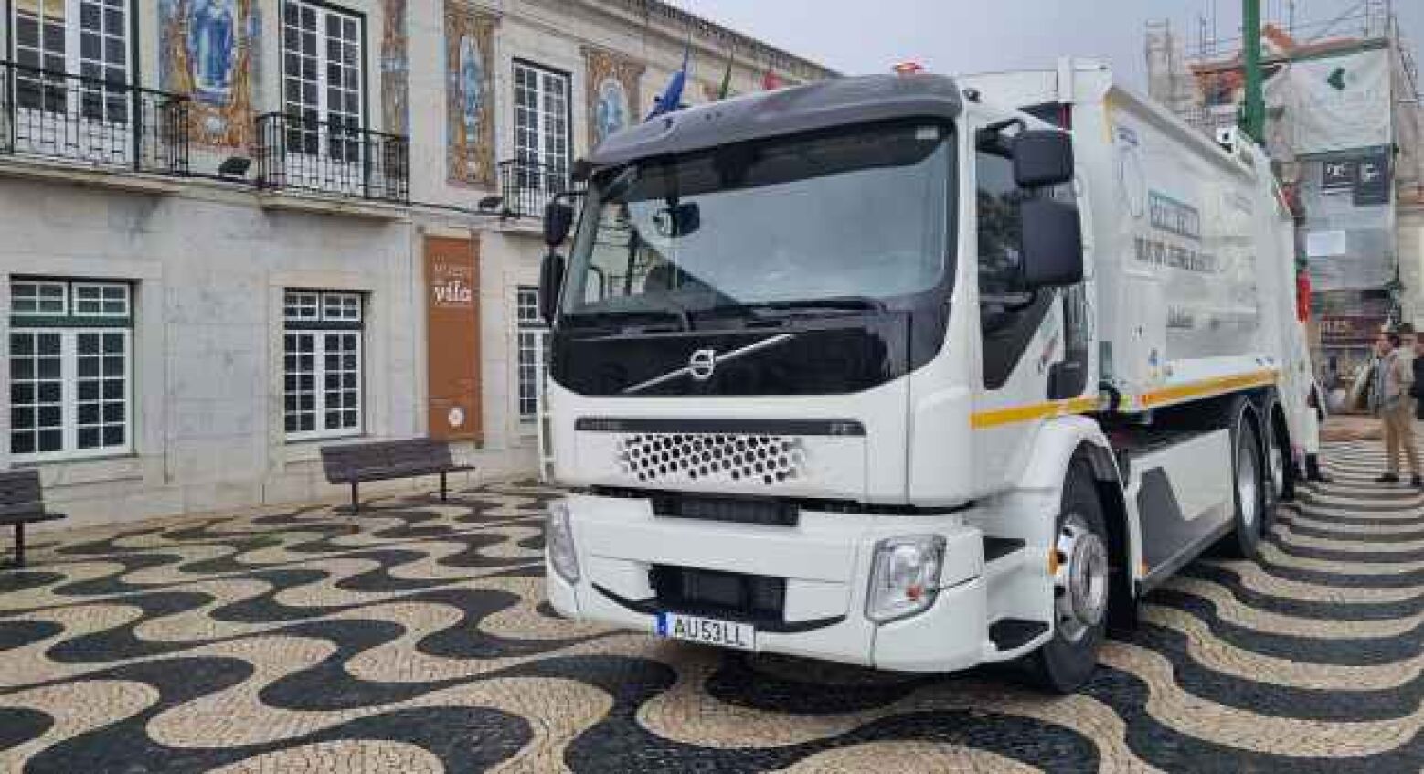 Cascais estreia camião elétrico para recolha de resíduos sólidos urbanos