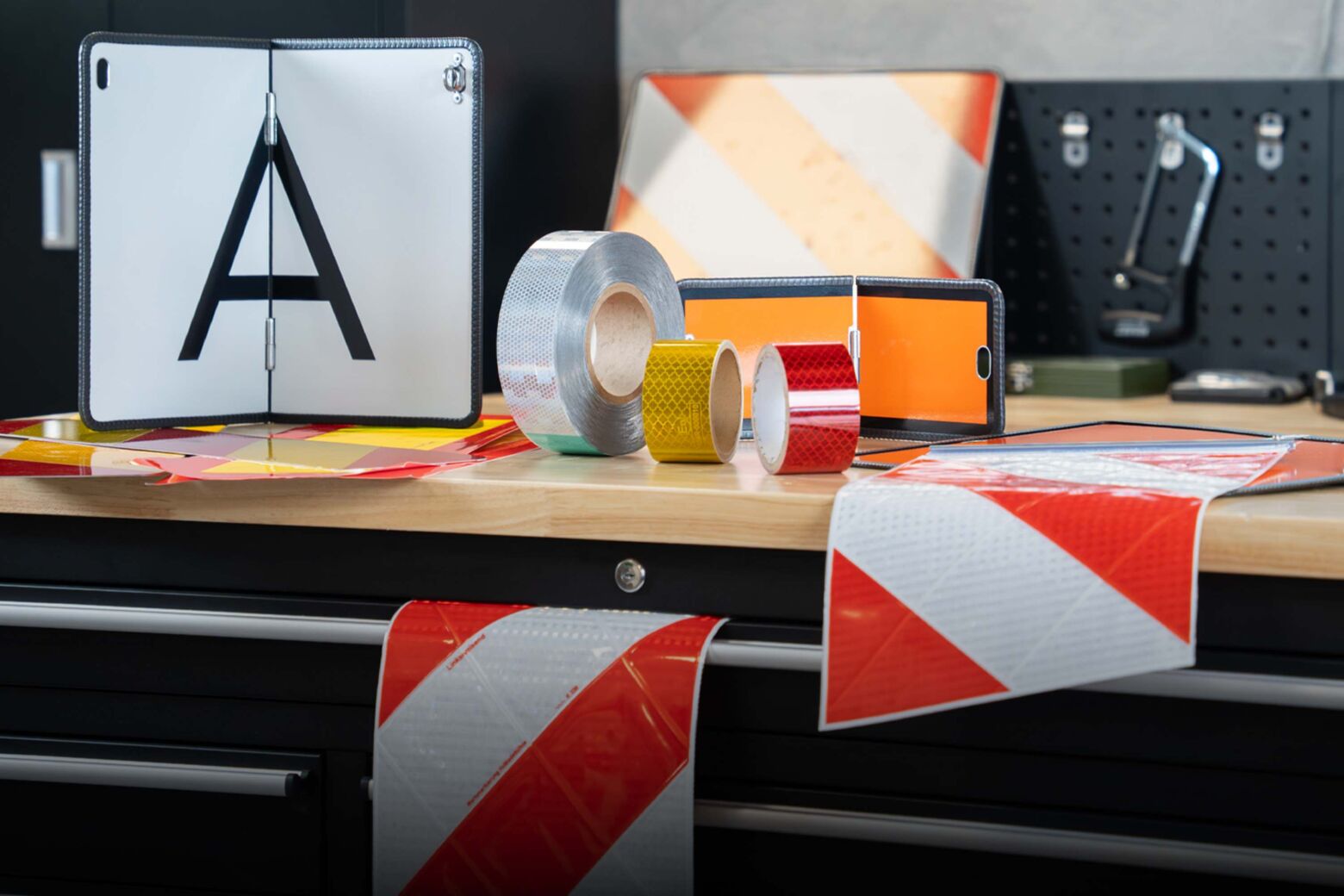 DT Spare Parts apresenta gama de placas e faixas de aviso