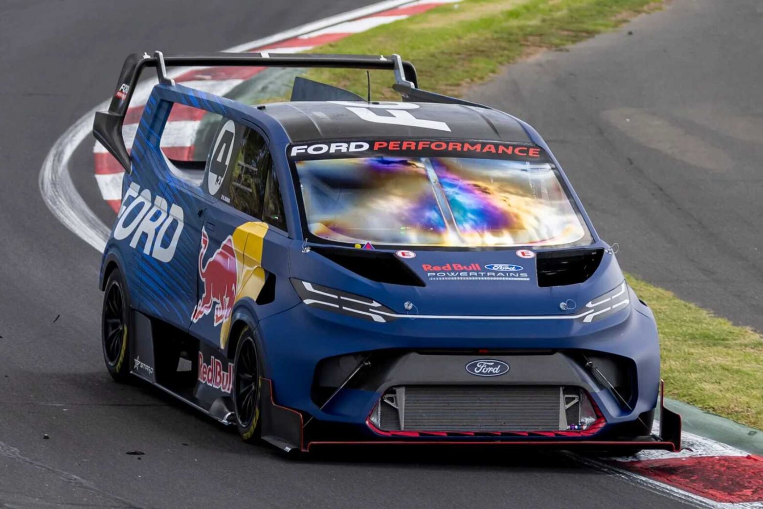 Ford SuperVan bate recorde no Nürburgring em tributo a Sabine Schmitz