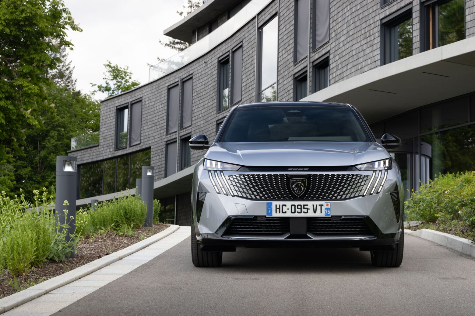 Peugeot apresenta novo E-3008 Long Range na Festa do Cinema Francês