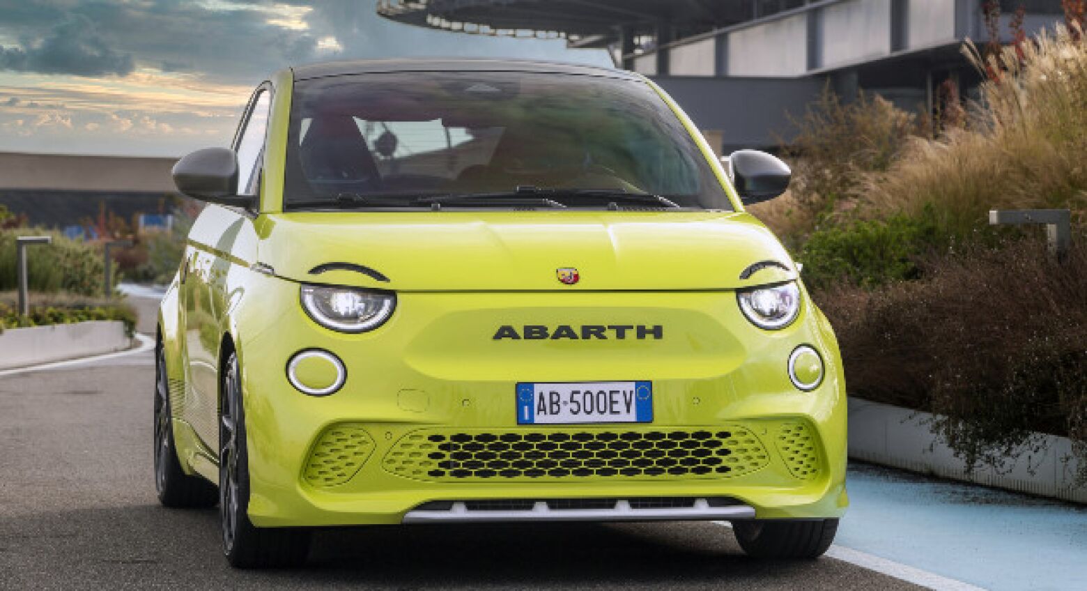 Já com preços. Primeiro Abarth 100% elétrico estreou-se em Portugal