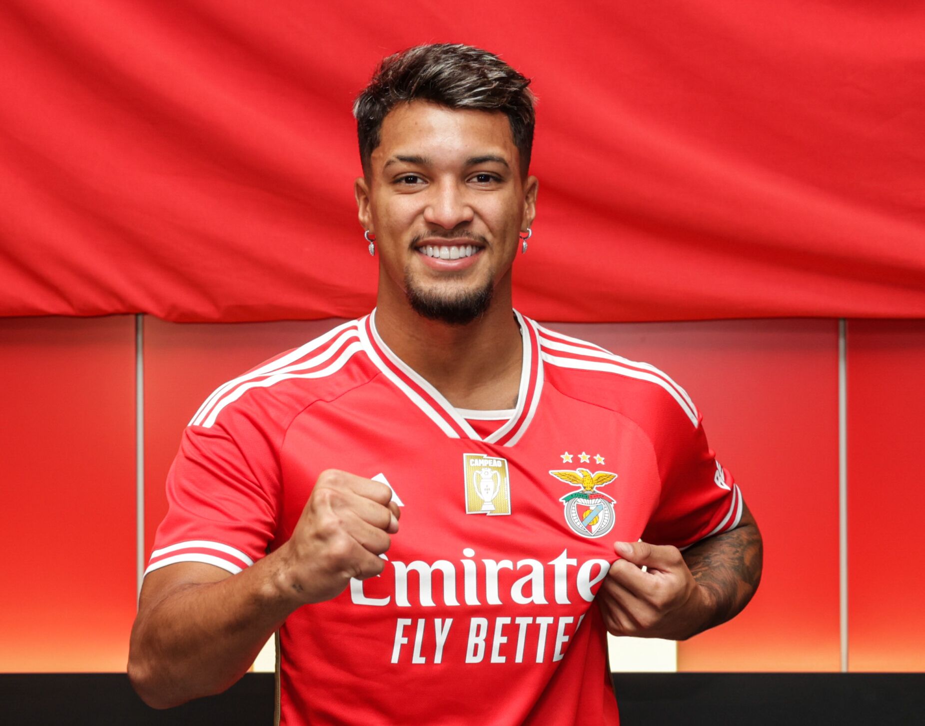 Marcos Leonardo espera "fazer muitos golos e ganhar muitos títulos" pelo Benfica