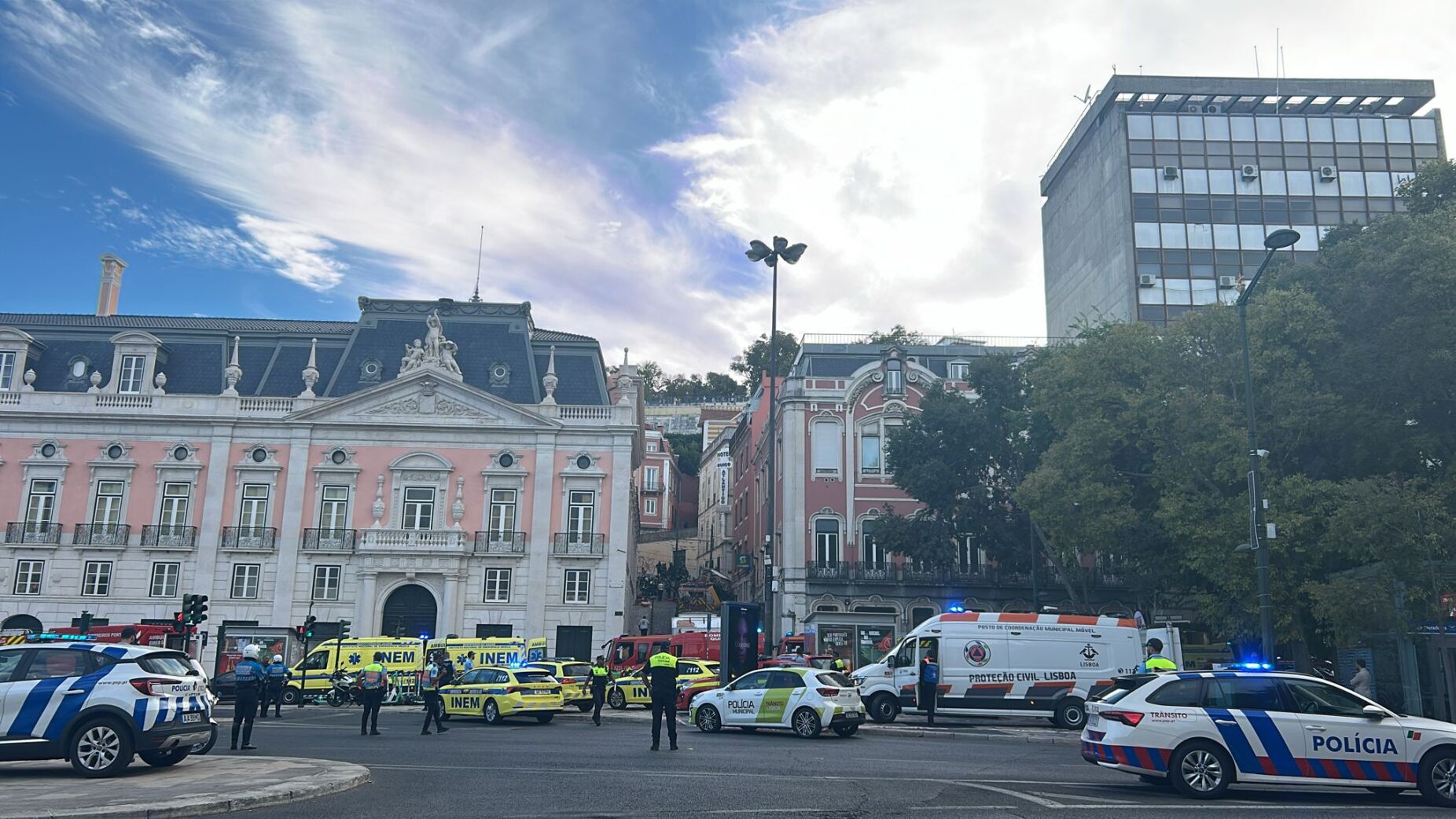 Descarrilamento do elevador da Glória, em Lisboa, provocou 15 mortos. Todas as vítimas já foram retiradas