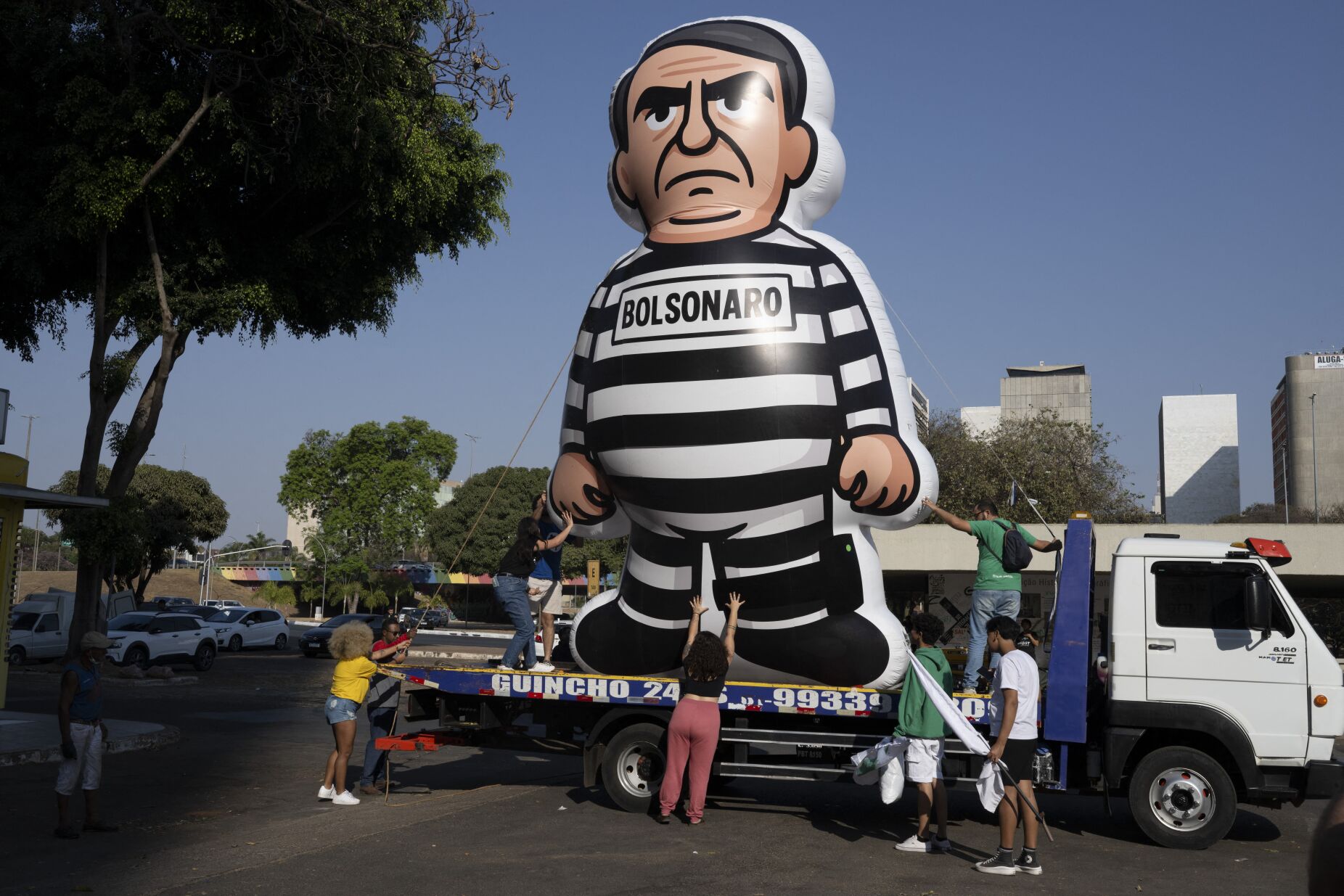 Condenação de Bolsonaro: Supremo mostrou que "democracia que esquece quem a violentou está condenada à fragilidade"