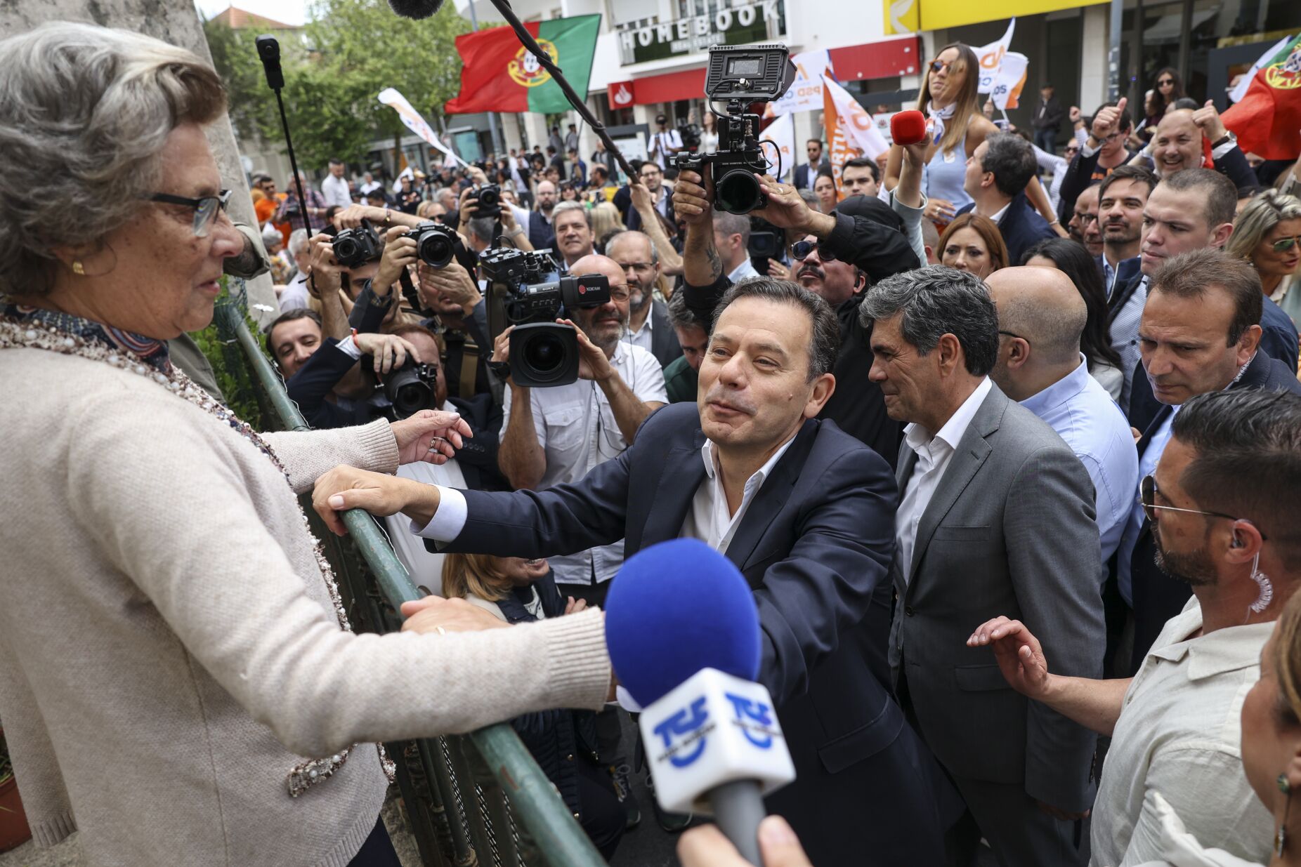 &Agrave; direita, s&oacute; Chega sobe: AD e IL descem mais do que PS, Montenegro volta a cair. Esquerda recupera (sondagem di&aacute;ria)