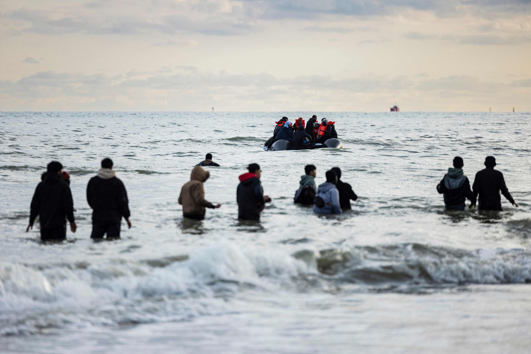 Resgatados 184 migrantes no Canal da Mancha