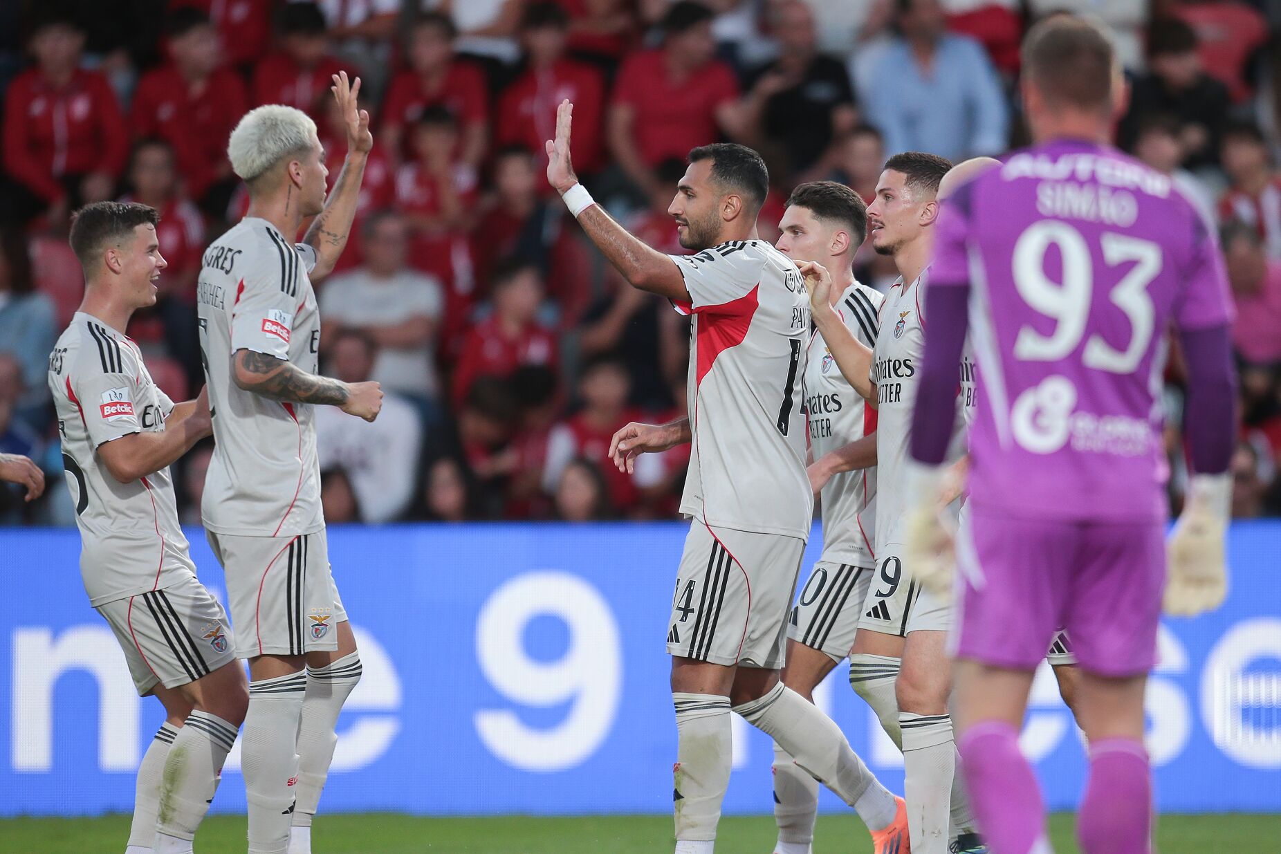 Mourinho entra a ganhar: Benfica vence AVS por 3-0. Veja os golos