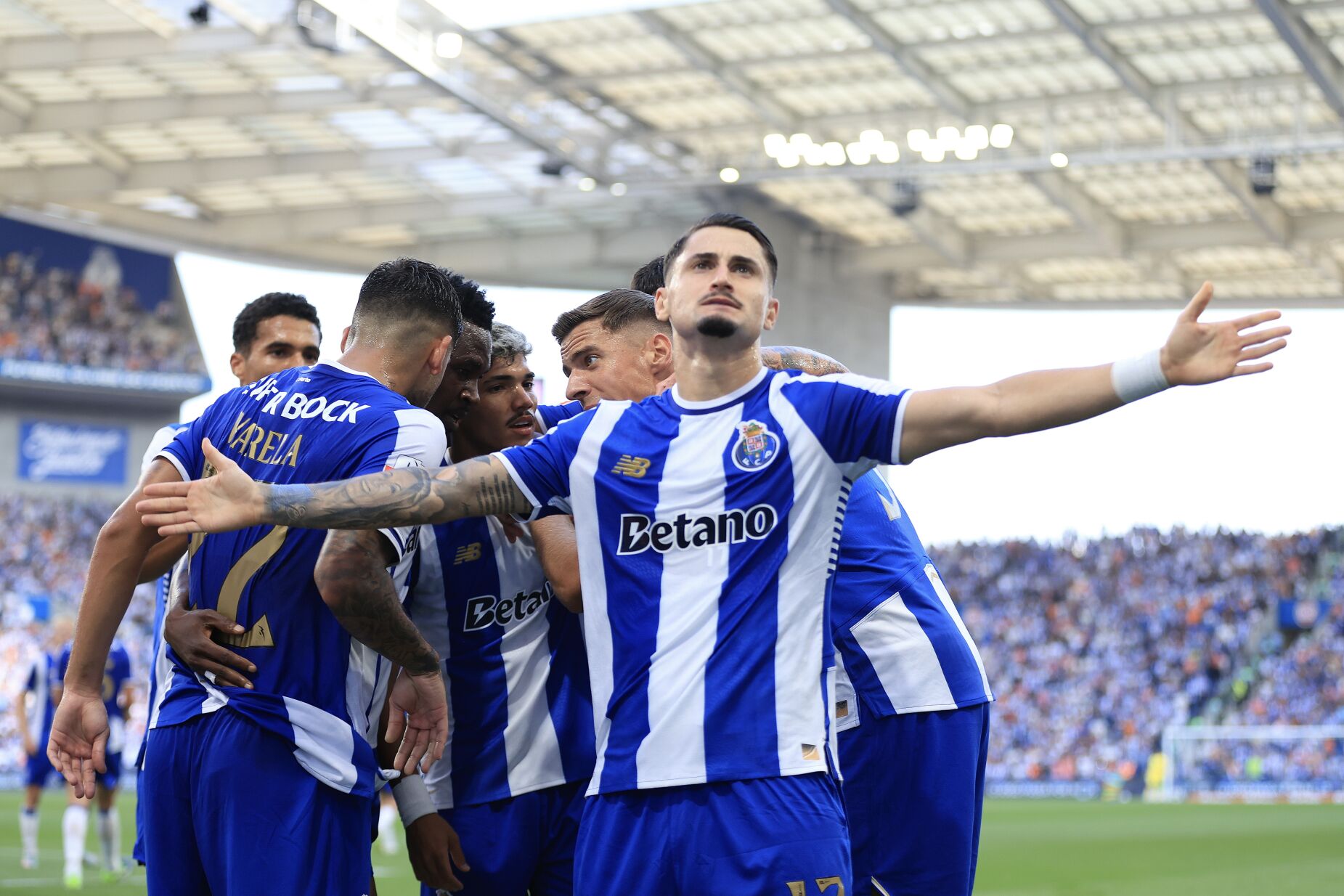 Antes do clássico, FC Porto goleia Casa Pia com bis de Borja Sainz. Veja os lances