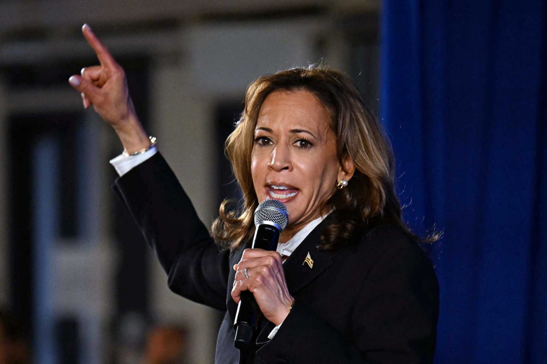 Campanha de Kamala Harris pede segundo debate contra Trump