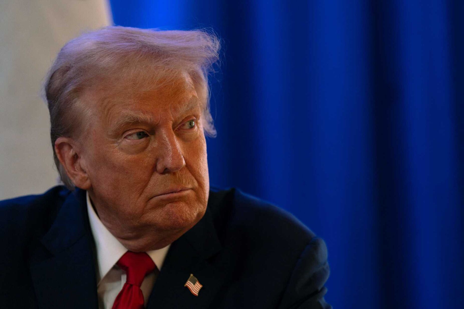 "Muito desiludido." Donald Trump acusa Zelensky de ter iniciado guerra na Ucrânia e reitera contactos com Rússia