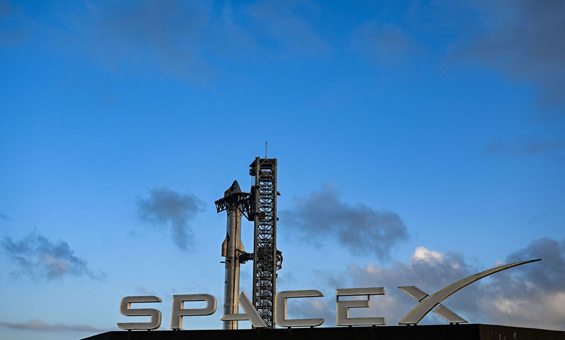 Foguetão da SpaceX explode na plataforma, Musk diz que "foi só um arranhão"