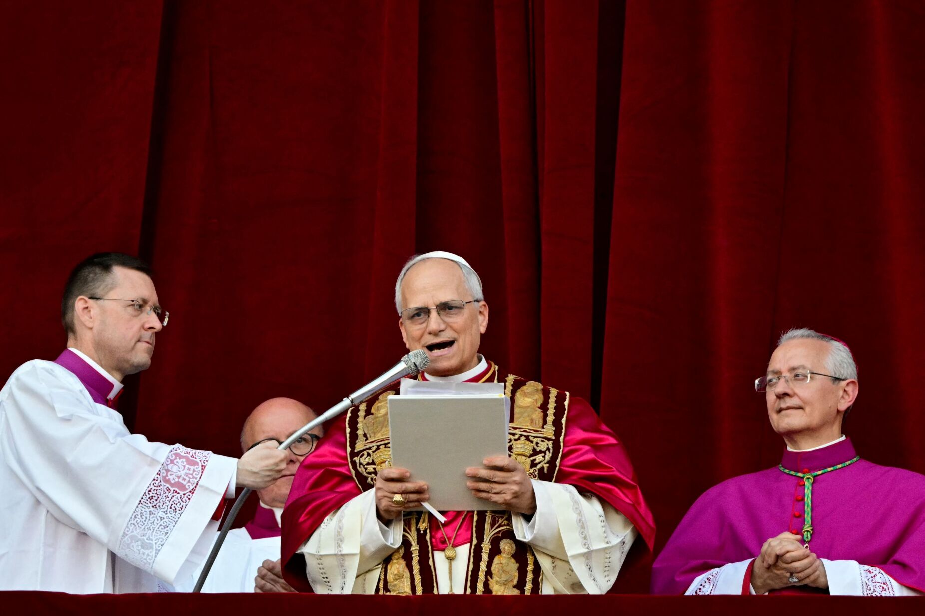 "Em busca da paz, caridade e de ser próximo." Novo Papa Leão XIV promete "construir pontes" e agradece a Francisco