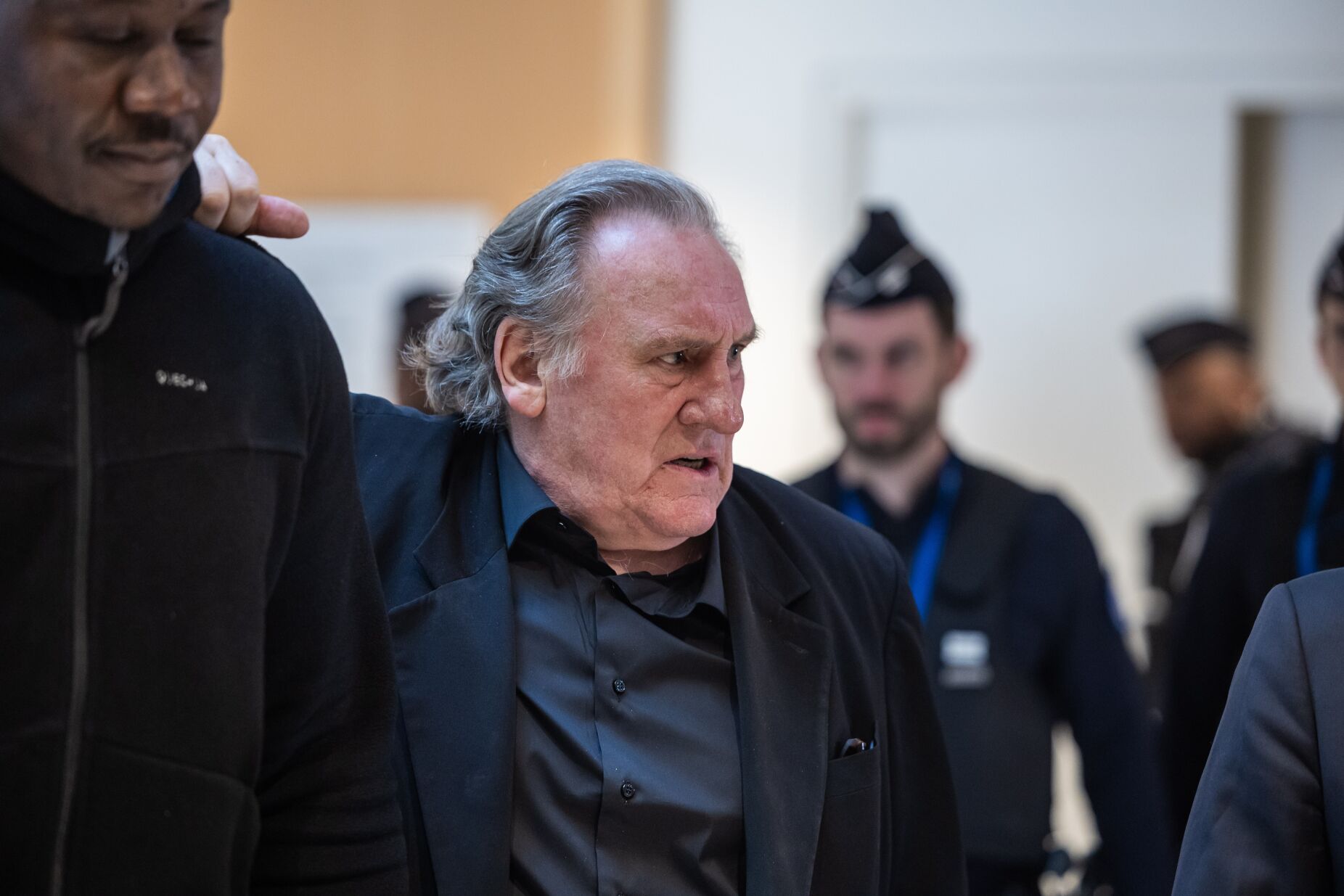 “Gérard Depardieu” condenado a 18 meses de pena suspensa por agredir sexualmente duas mulheres
