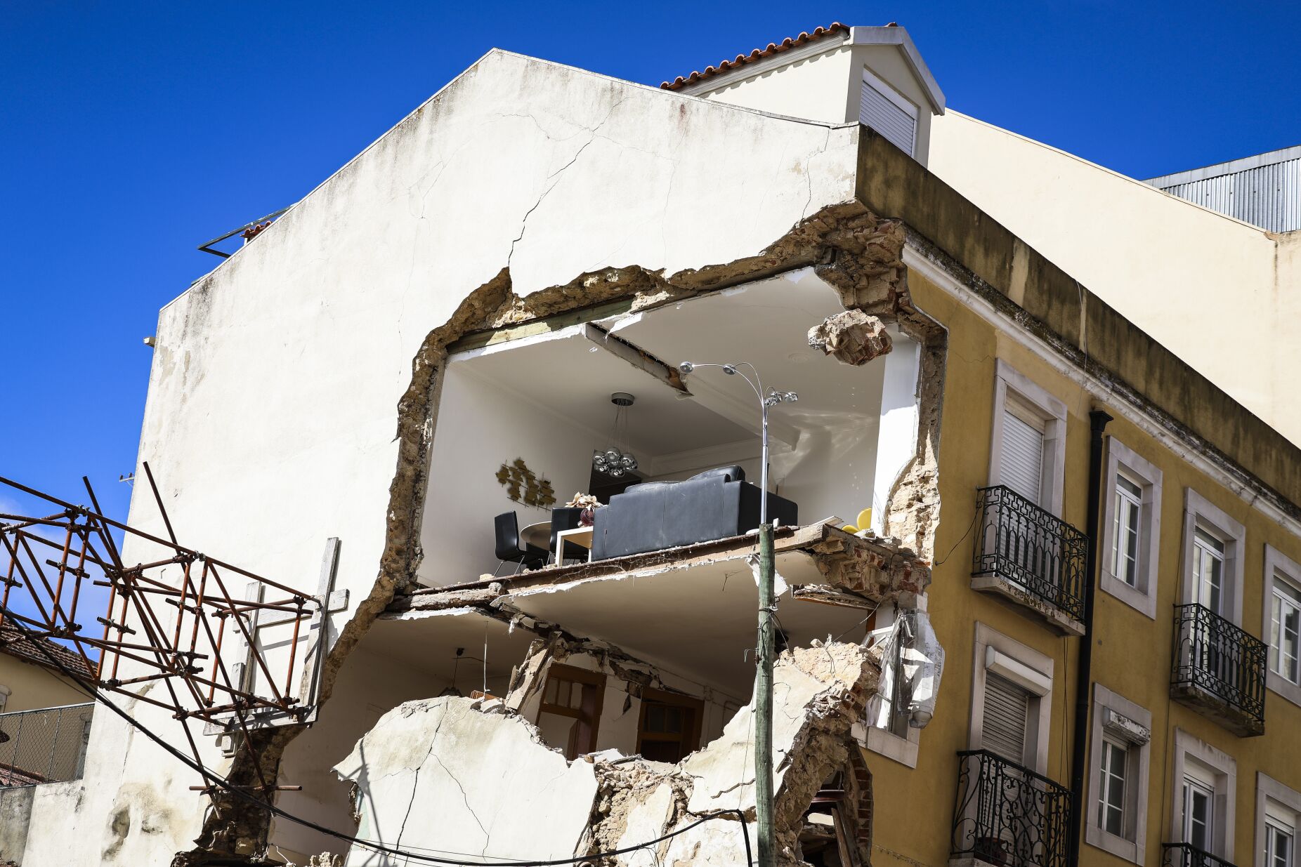 Fachada de prédio cai em Lisboa: "Parecia um tremor de terra." Autarquia avança com vistoria e garante que "ninguém ficará sem teto"