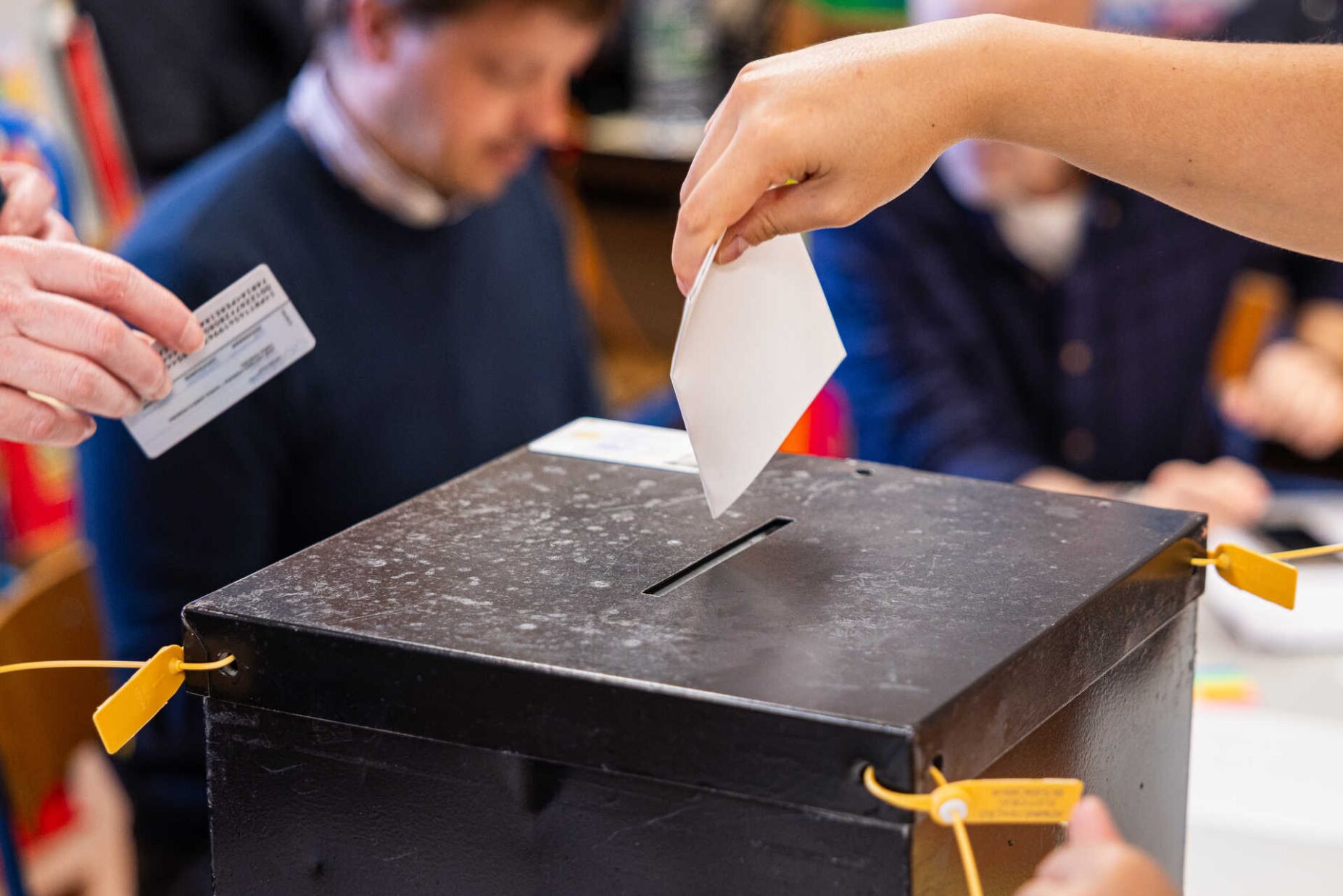 Mais de 333 mil eleitores podem votar antecipadamente este domingo em todo o país