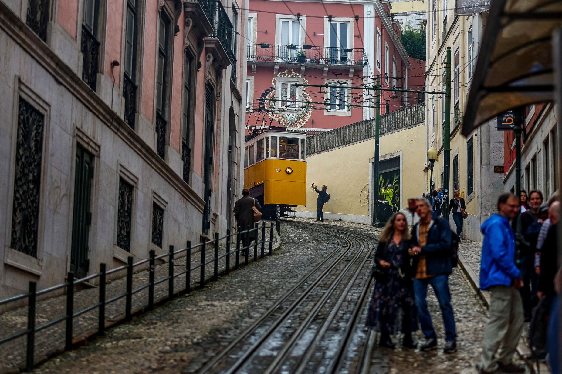PJ cria linha de informação oficial direcionada às famílias das vítimas do descarrilamento do elevador da Glória