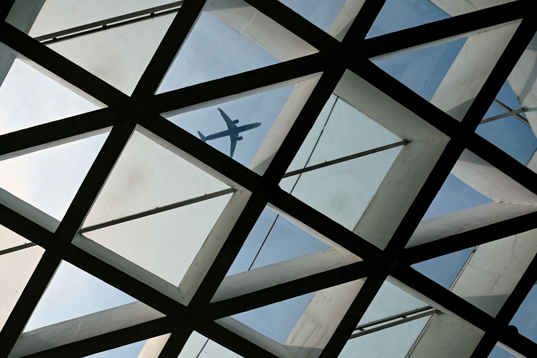 Terminal 4 do aeroporto londrino de Heathrow parcialmente encerrado