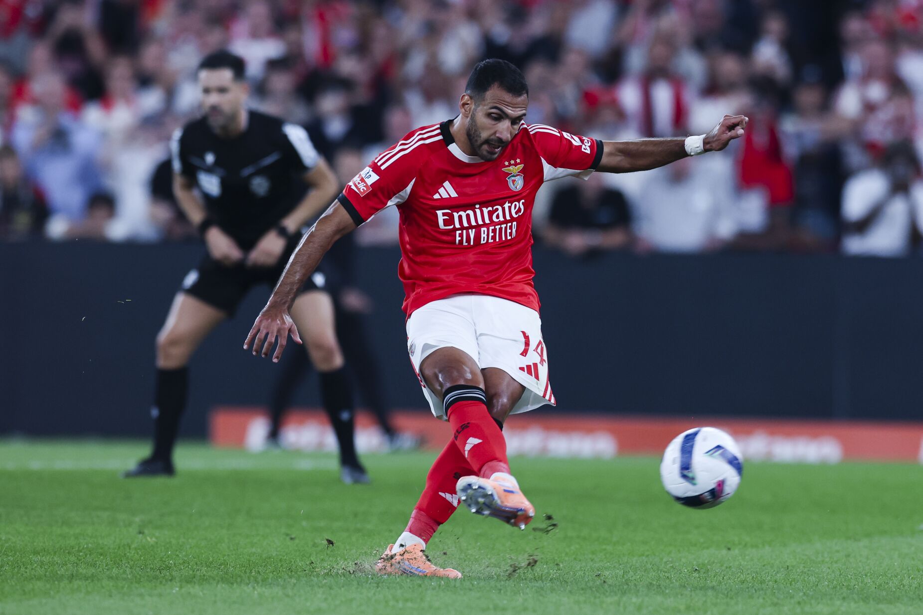 Pavlidis curou o galo de Mourinho. Benfica vence jogo difícil com o Gil Vicente
