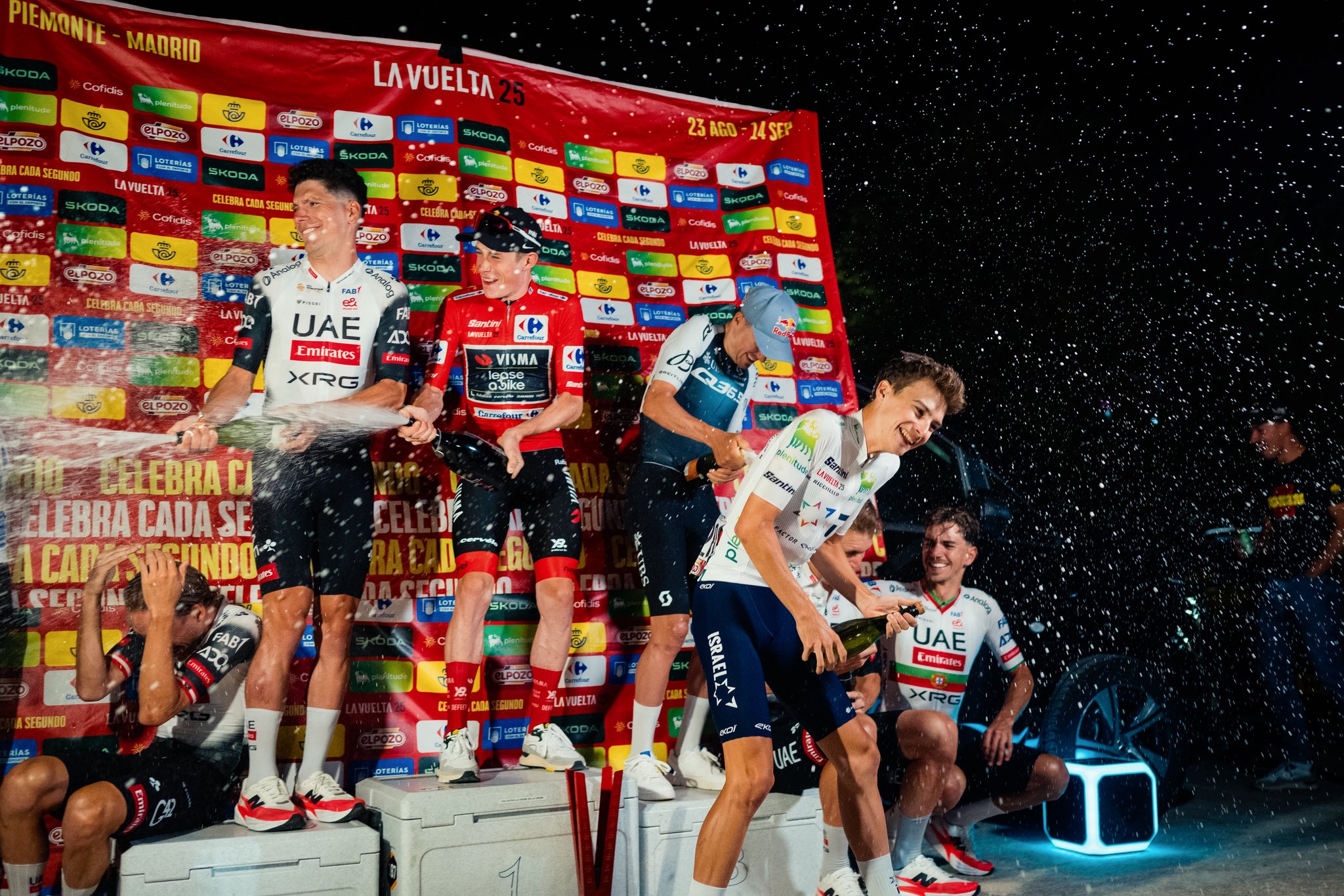 João Almeida celebra o segundo lugar na Vuelta em cima de uma geleira