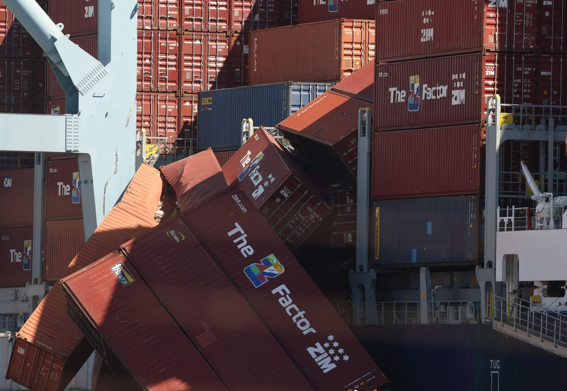 Dezenas de contentores caíram de um navio português na Califórnia