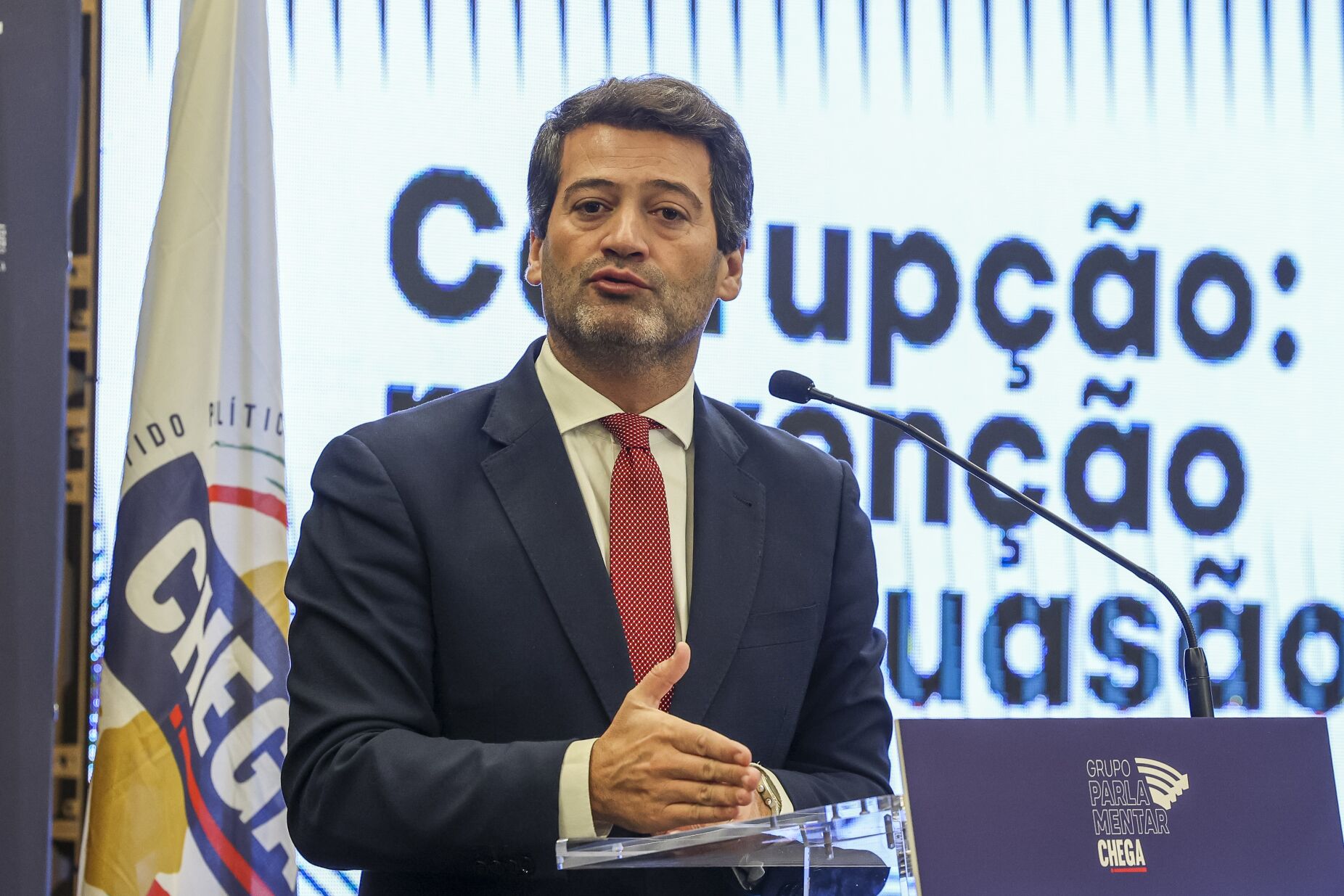 Marques Mendes "representa tudo o que é mau". Ventura acusa PSD de formar "acordo de aproveitamento político-mediático"
