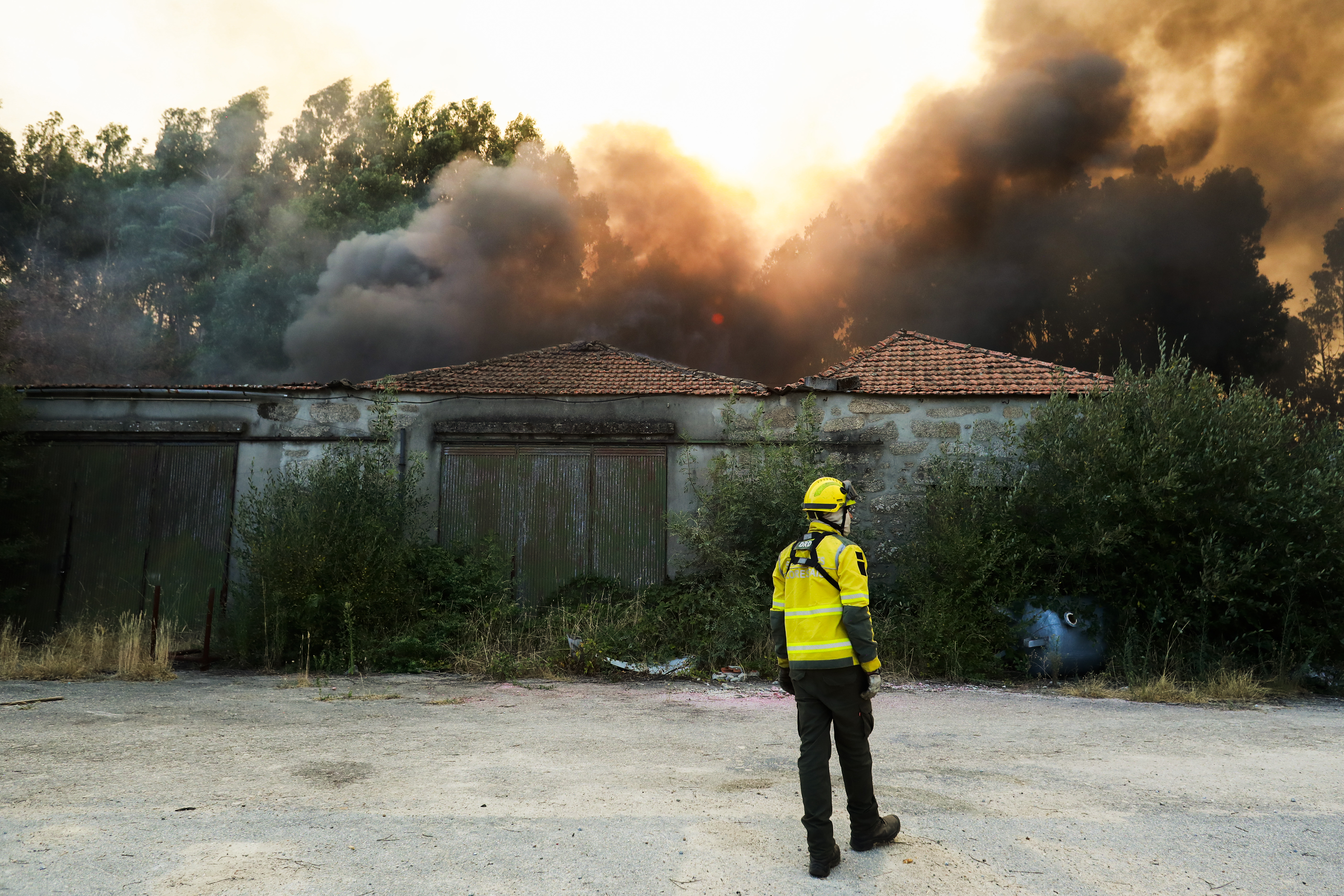 Mais de mil operacionais em quatro grandes incêndios em Portugal continental