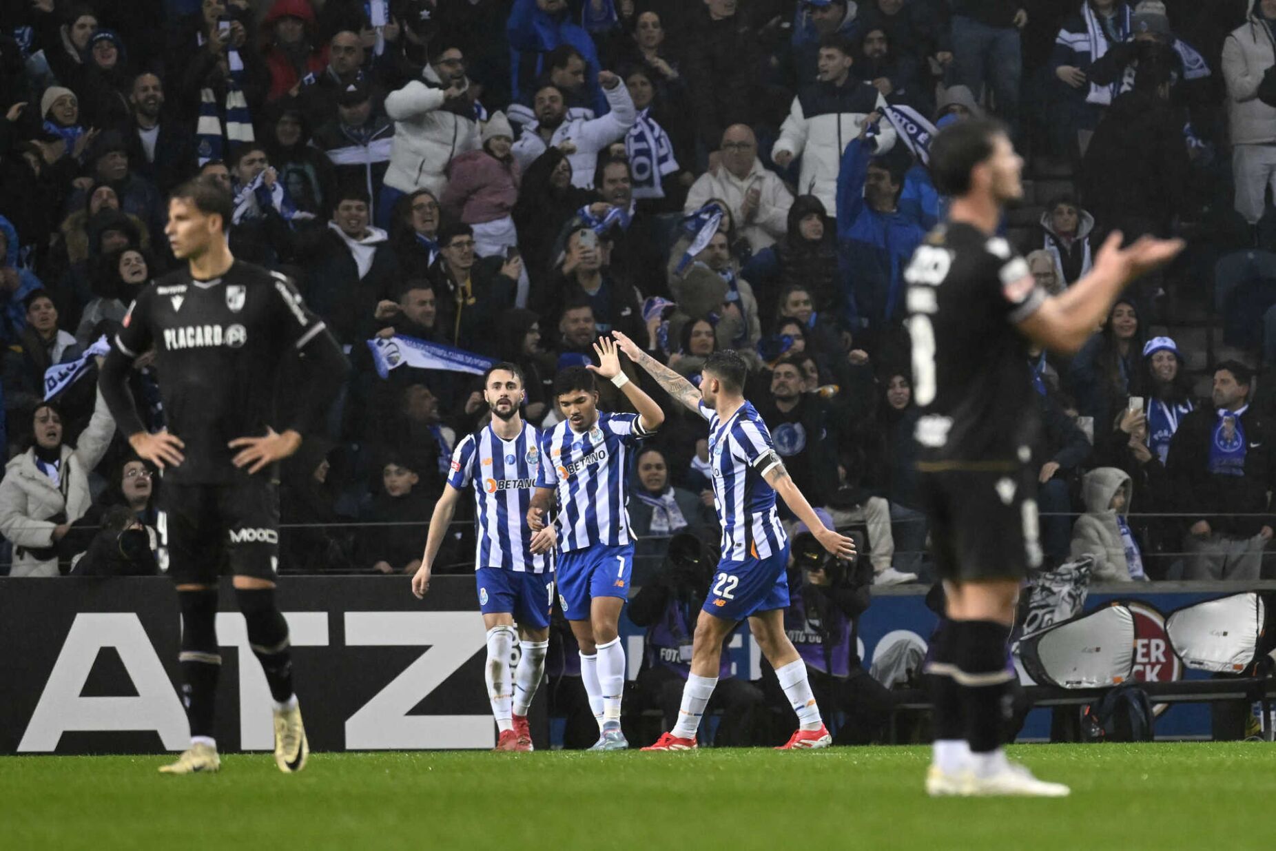 Escorregadela no Dragão: FC Porto empata com o Vitória SC. Veja os golos
