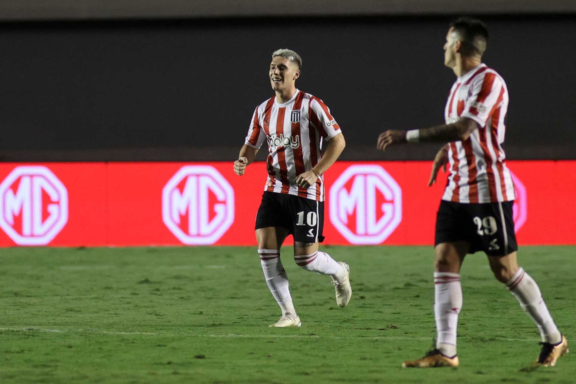 Benjamín Rollheiser já está em Lisboa para reforçar o Benfica