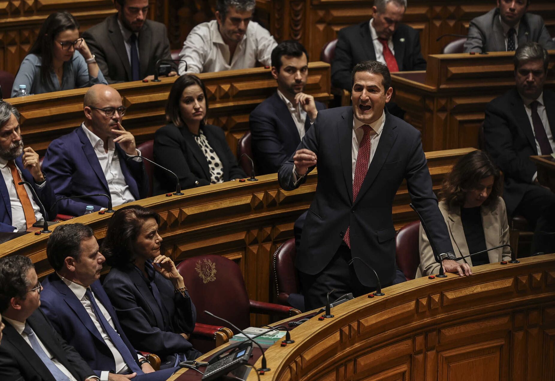 Para evitar “desculpas” da oposição, Hugo Soares pede “recato” aos deputados do PSD até sexta-feira